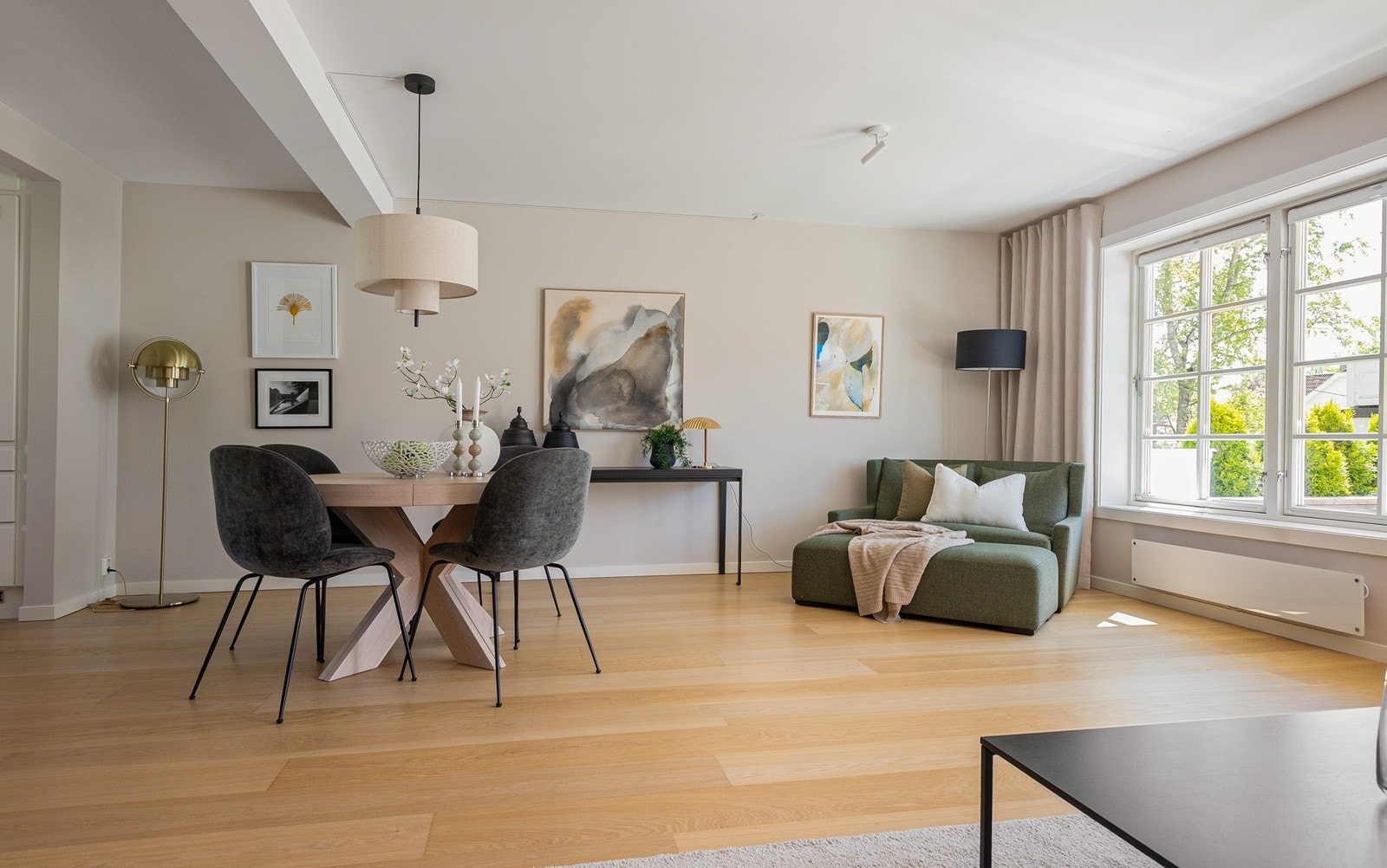 Store vindusflater som gir rikelig med dagslys inn i boligen. Montert spesialtilpassede plisségardiner på alle vinduer og verandadører i 1. etasje fra Norsol i 2024 Galleribilde