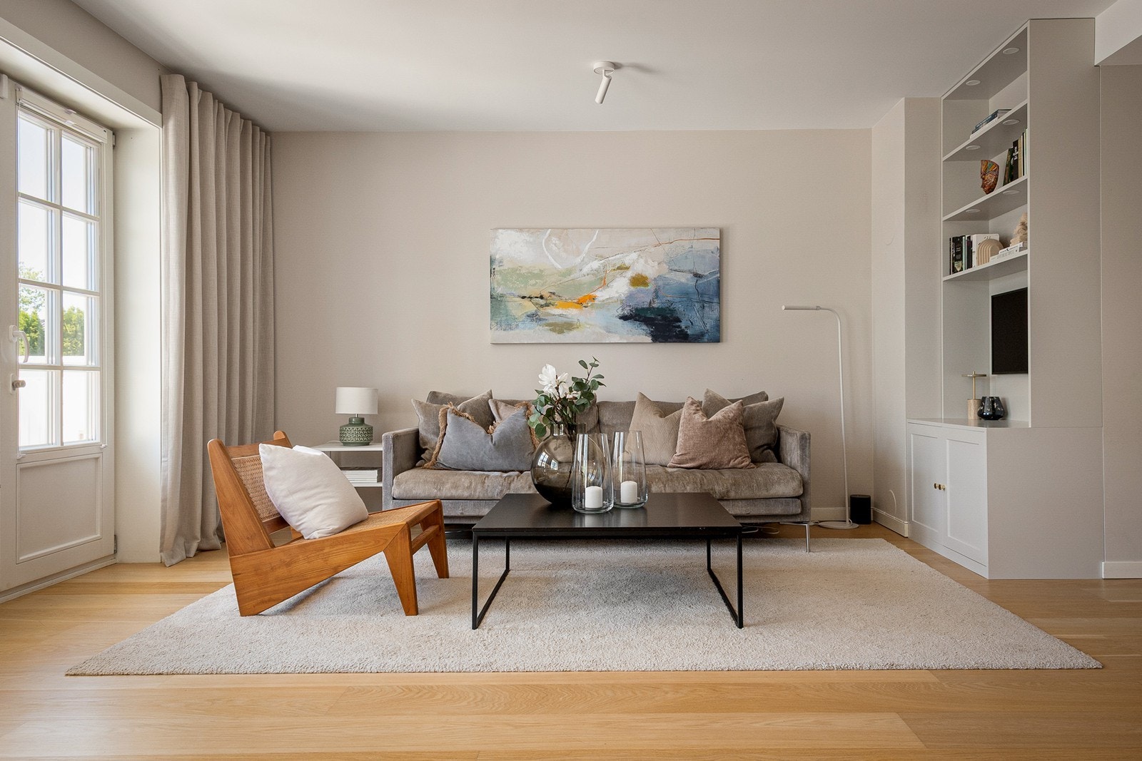 Hyggelig sofakrok med god plass til sofa, stuebord og annet tilhørende møblement Galleribilde
