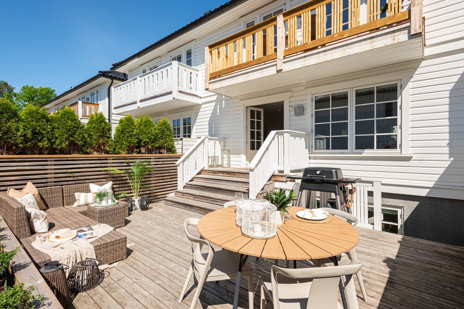 God plass til flere sittegrupper og diverse møblement som grill m.m Galleribilde