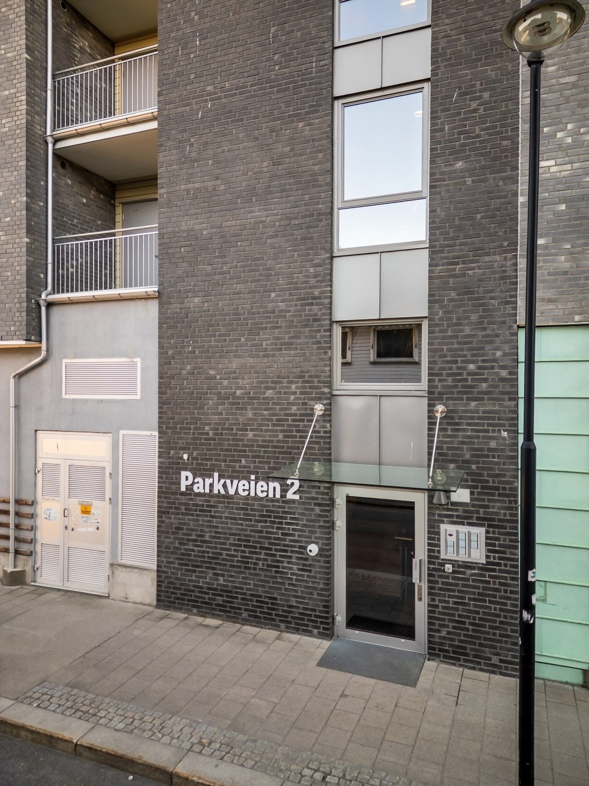 Adkomst til boligen skjer via felles trappeoppgang og heis Galleribilde