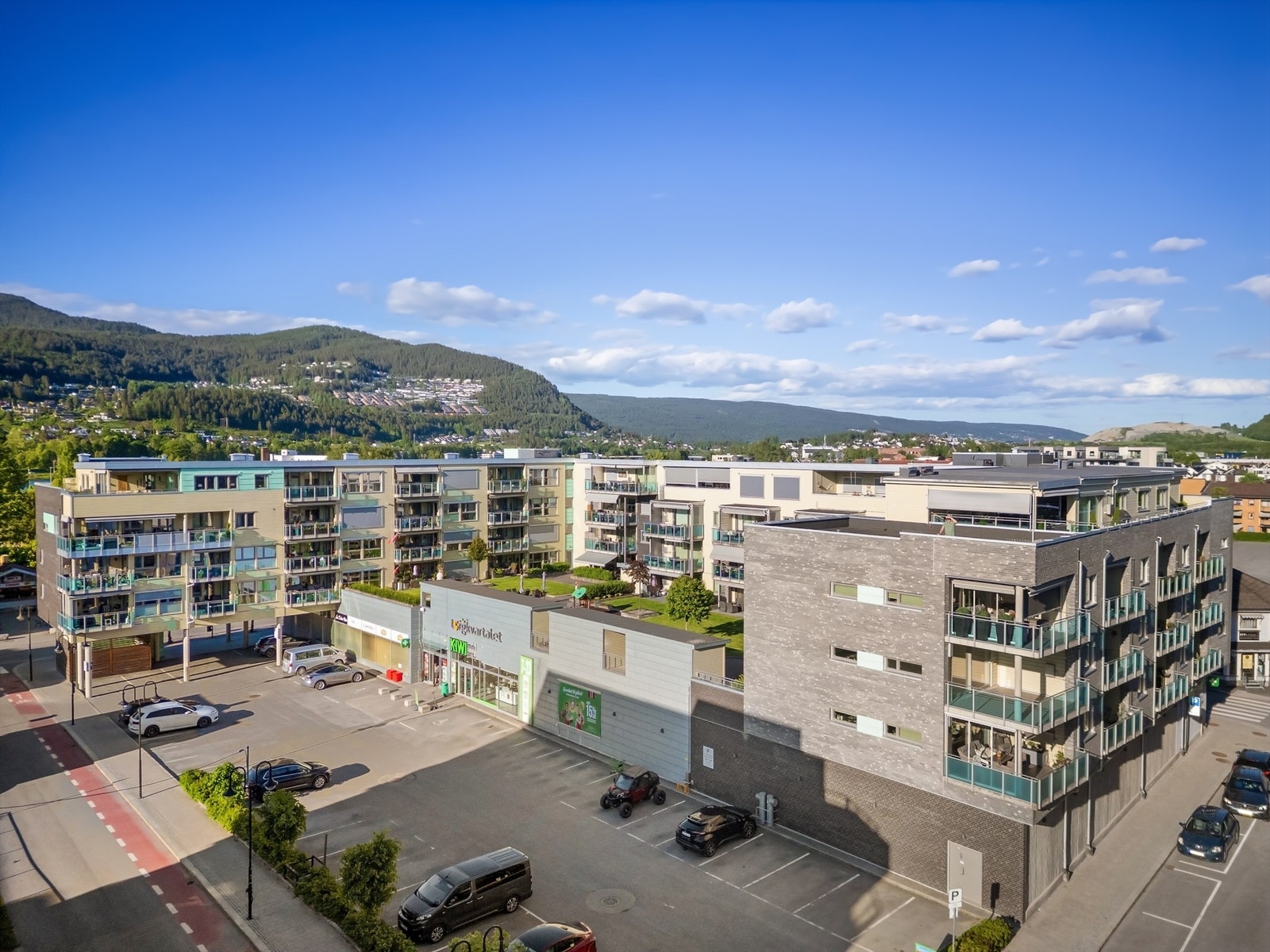Leiligheten ligger svært sentralt til i Mjøndalen sentrum i Torgkvartalet. Matbutikk og apotek beliggende rett utenfor døren i byggets 1. etasje. Galleribilde