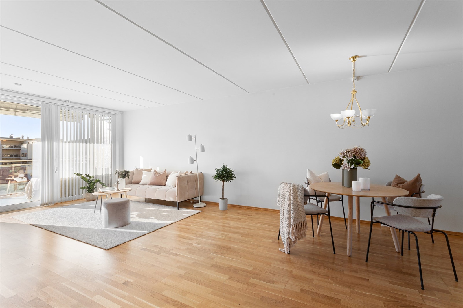 God plass til sofagruppe og spisebord Galleribilde