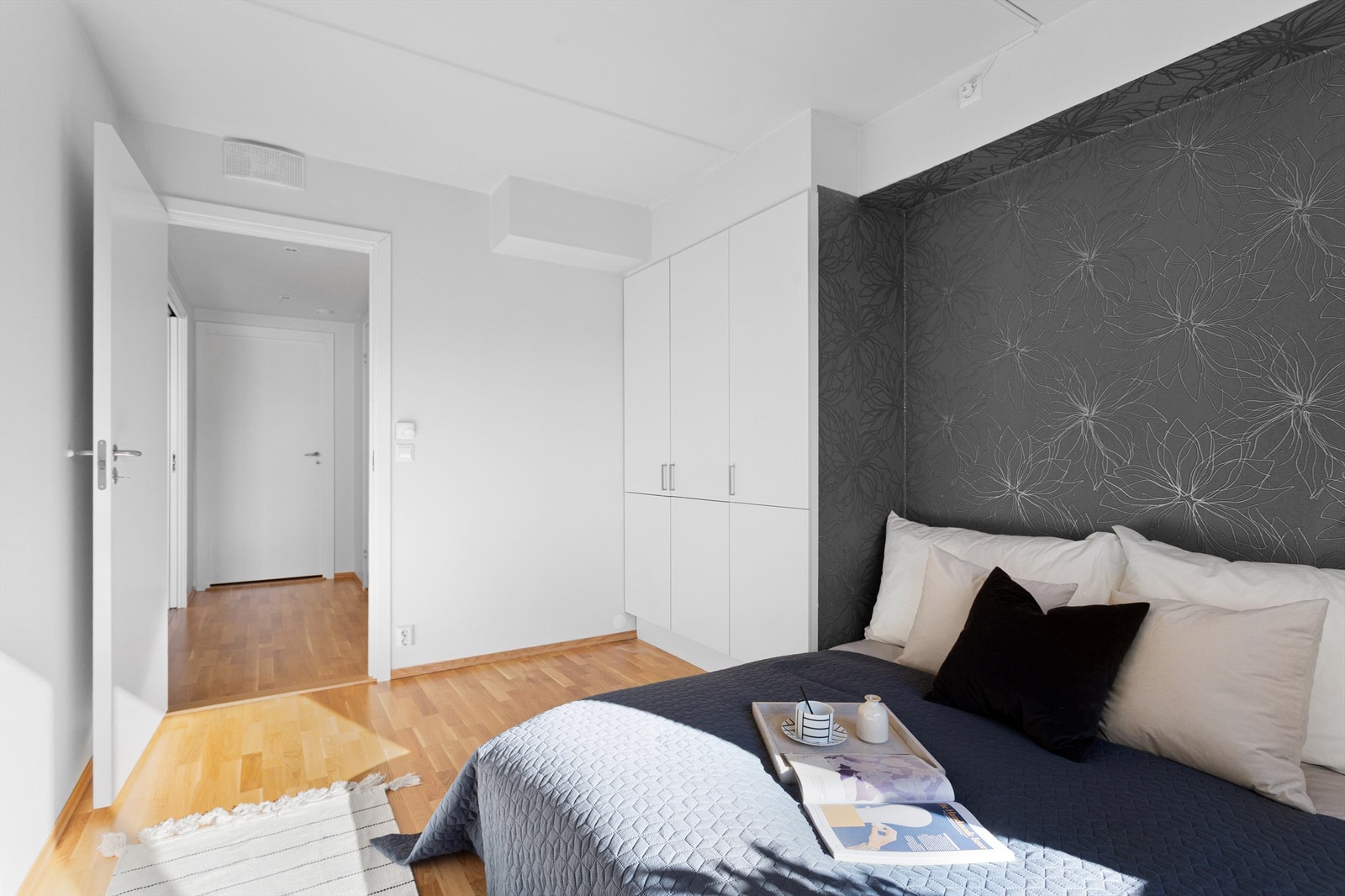 Soverom 1 er romslig og med 4 garderobeskap. Galleribilde