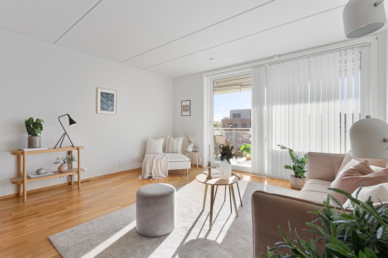 Utgang fra stuen til solrik uteplass på balkong - Innvendig og utvendig solskjerming via lammelgardiner og markise Galleribilde