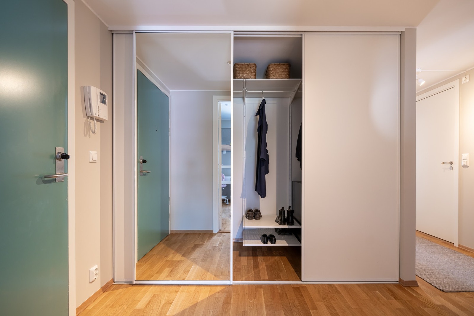 Romslig skyvedørsgarderobe i entréen gir godt med plass for yttertøy og sko. Galleribilde
