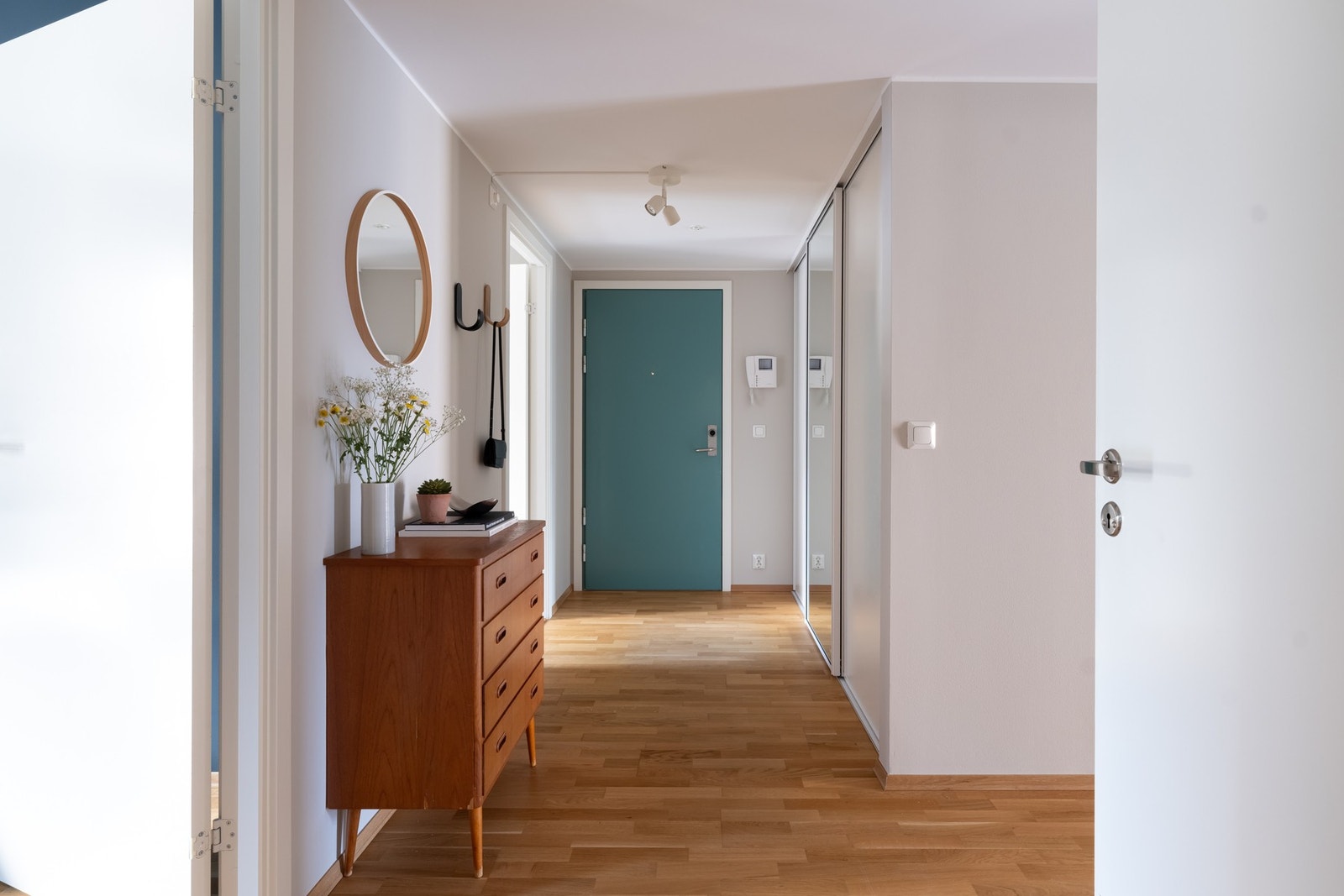 Entréen har god plass til blant annet knaggrekker, speil og kommode. Galleribilde
