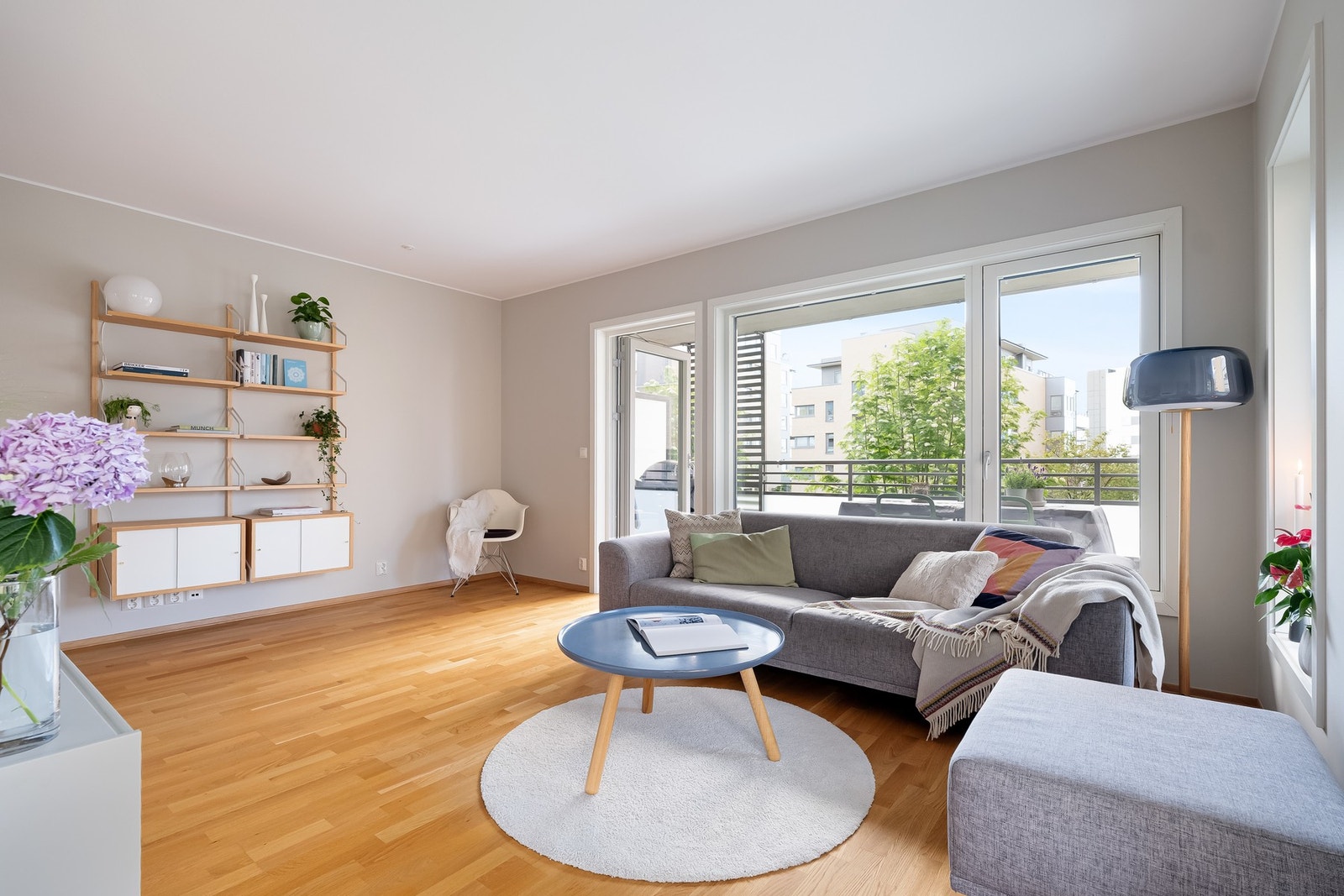 Oppholdsrommet har god plass til sofa, salongbord og tilhørende. Galleribilde