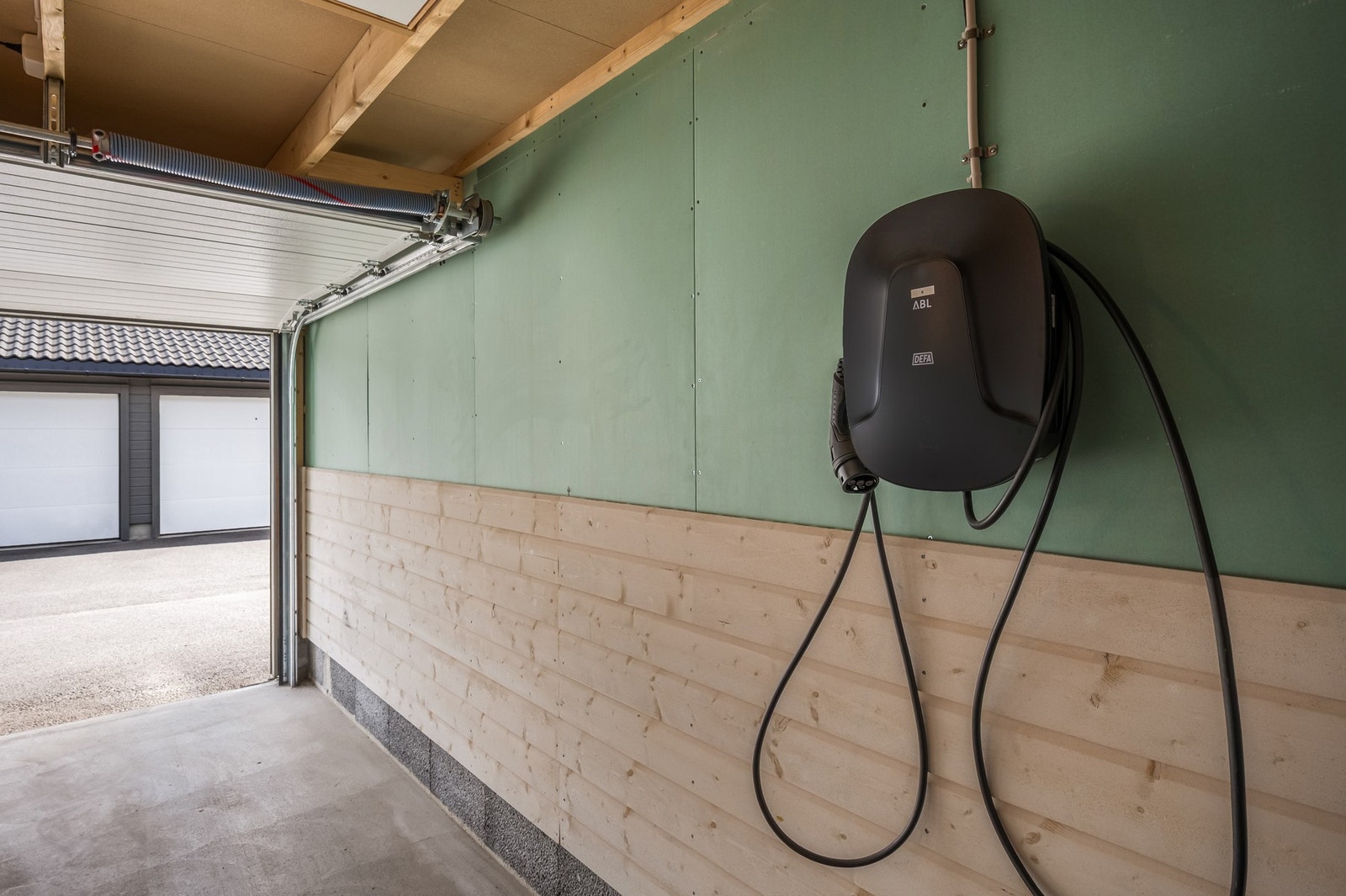 Inne i garasjen er det installert egen elbillader for enkel og praktisk lading hjemme. Galleribilde