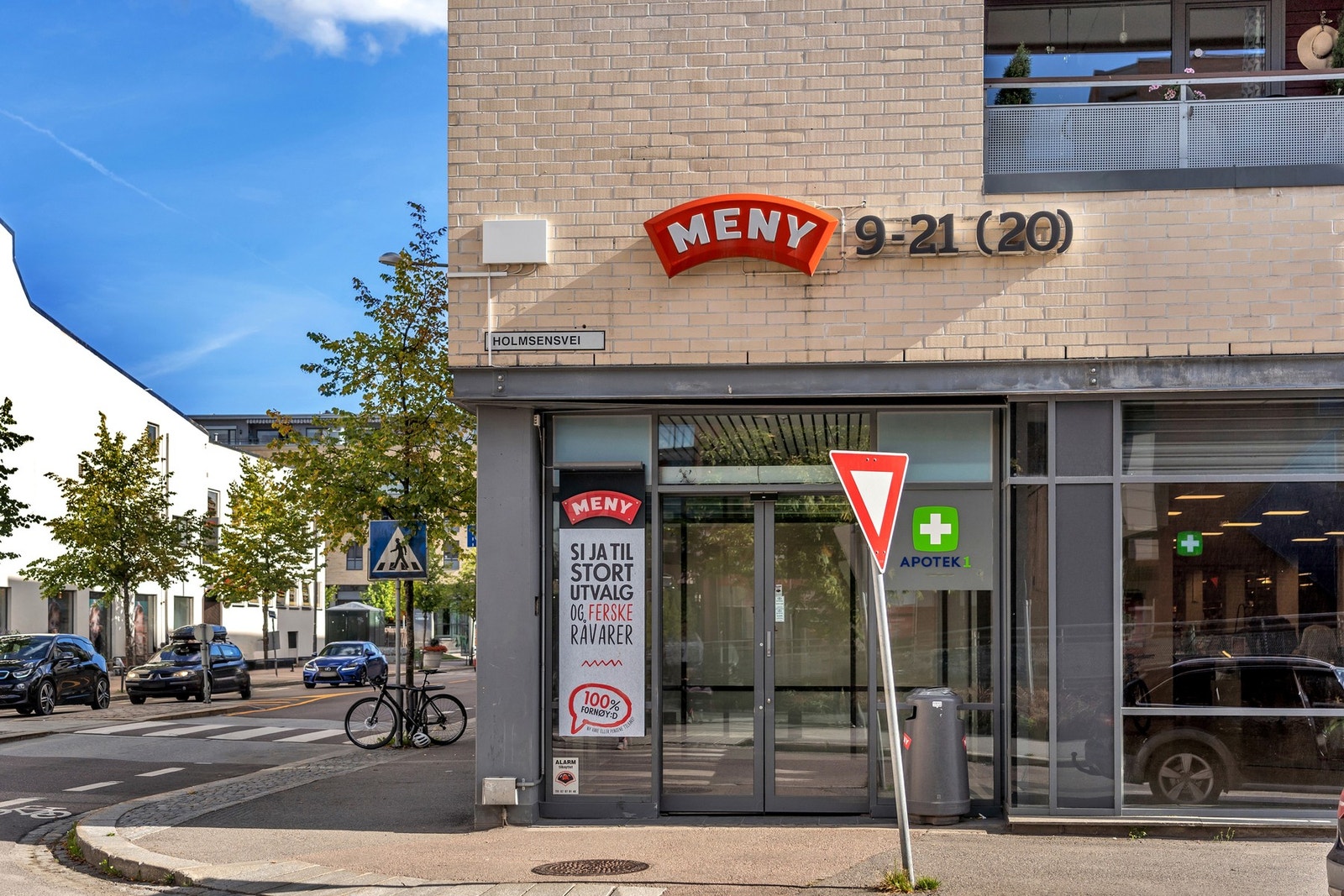 Dagligvarehandelen kan gjøres ved blant annet Meny Skjetten, Coop Extra Skjettentoppen og Joker Sagdalen, sistnevnte med søndagsåpent. Galleribilde