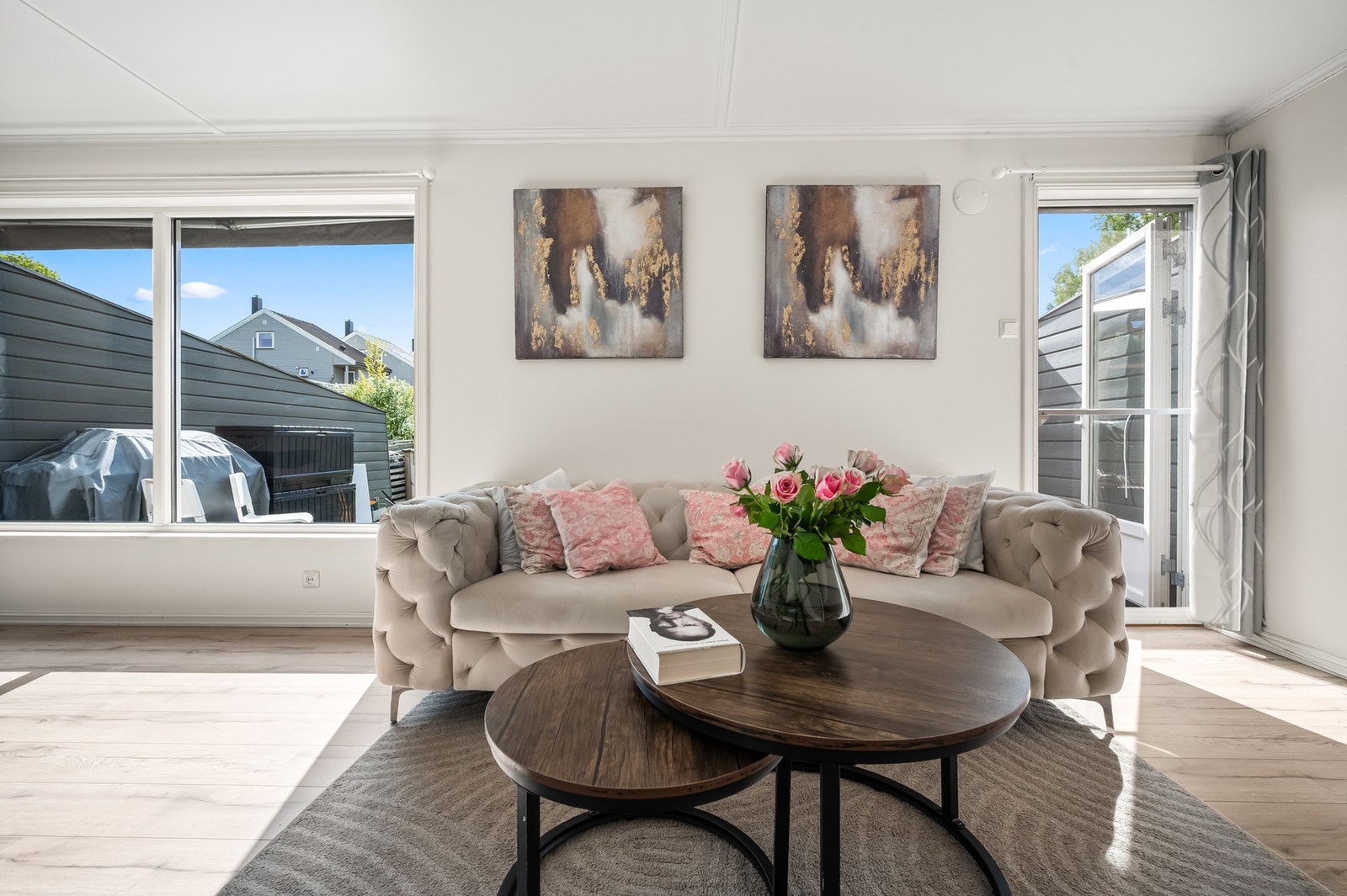 Naturlig plass til både sofagruppe. Galleribilde