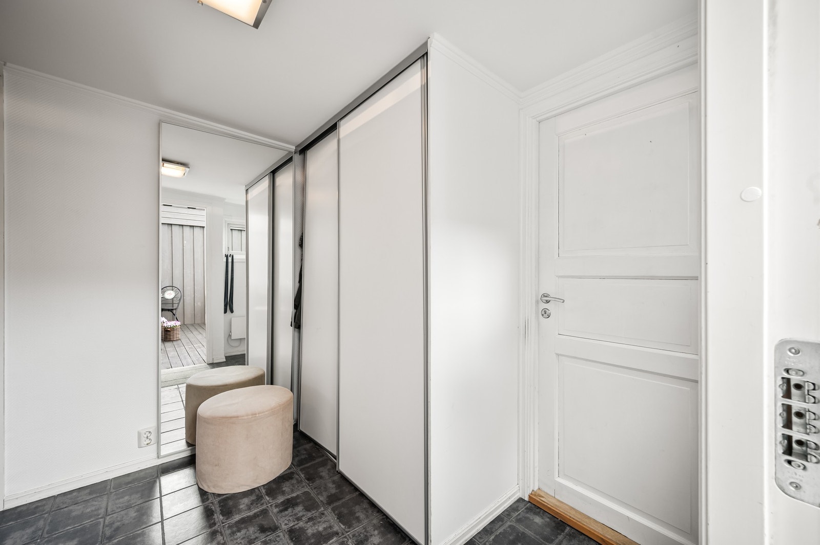 Entréen har flislagt gulv og god oppbevaringsplass i skyvedørsgarderobe. Fra entréen er det adkomst til bad/vaskerom samt boligens stue og kjøkken i 1. etasje. Galleribilde