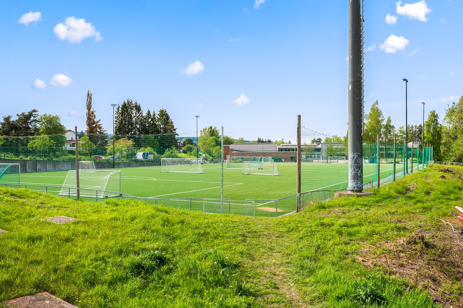 Nærmiljøet er godt tilrettelagt for en aktiv hverdag, med blant annet fotballbaner, lekeplasser, idrettshall, svømmehall og treningssentre. Galleribilde