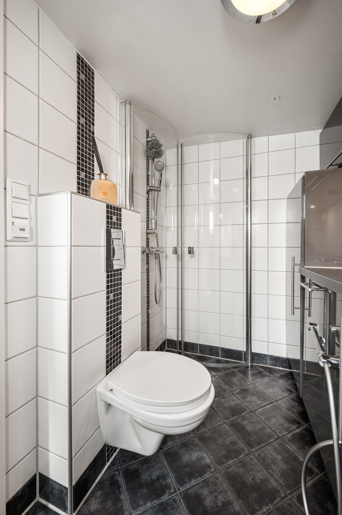 Innredningen består av laminat skapinnredning med laminat benkeplate og nedfelt servant med ett-greps kran. Videre er rommet utstyrt med speilskap, veggmontert klosett og opplegg for vaskemaskin. Galleribilde
