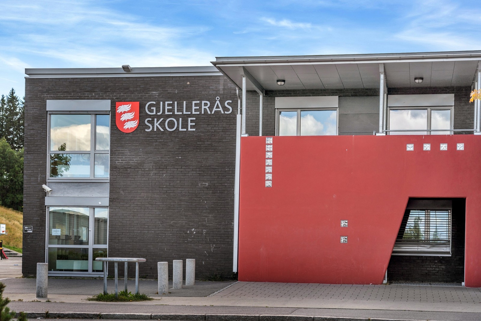 Gjellerås skole er ca 12 minutter å gå unna. Galleribilde