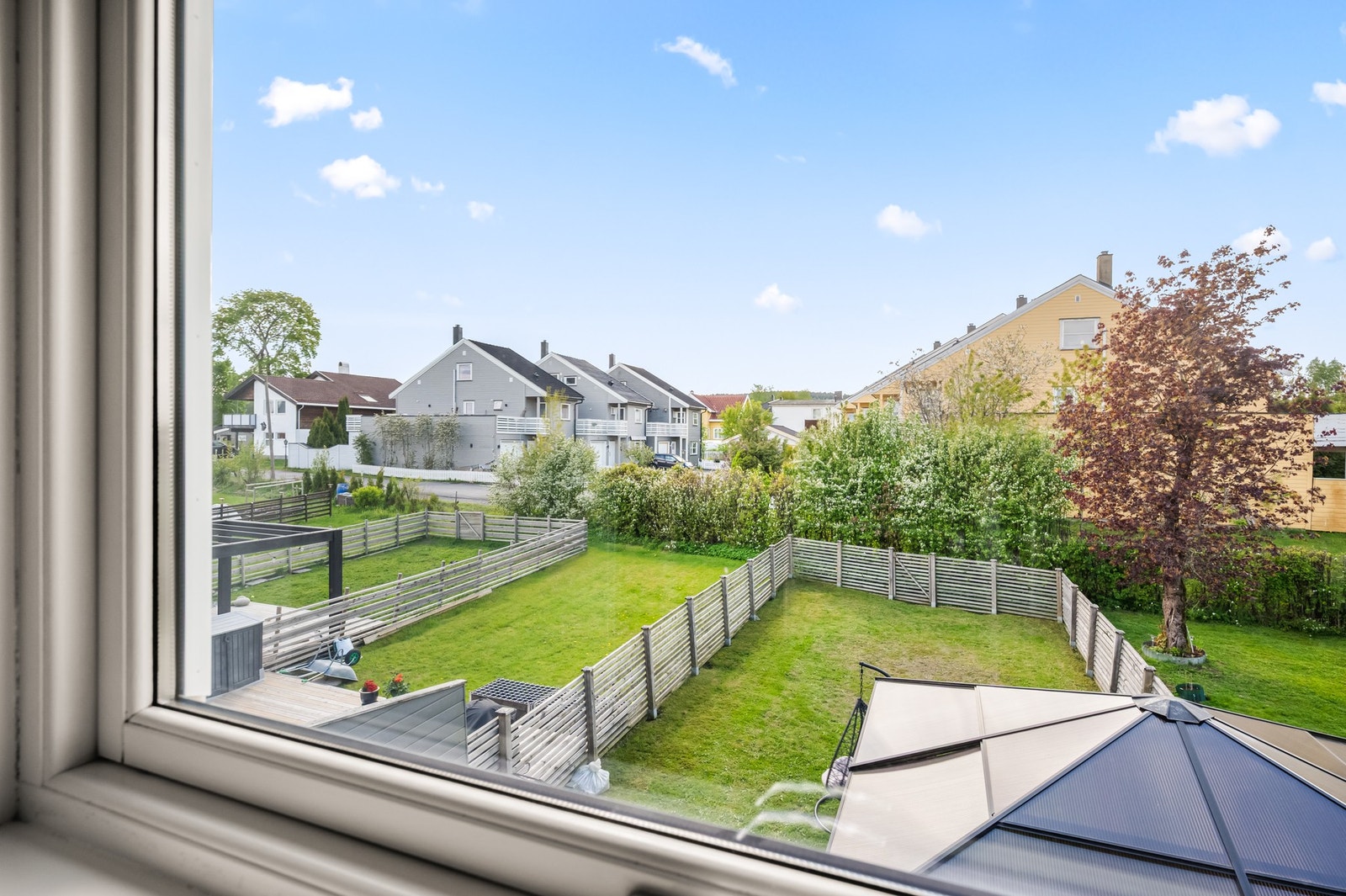 Utsikt fra rommet og ut mot plenen! Galleribilde