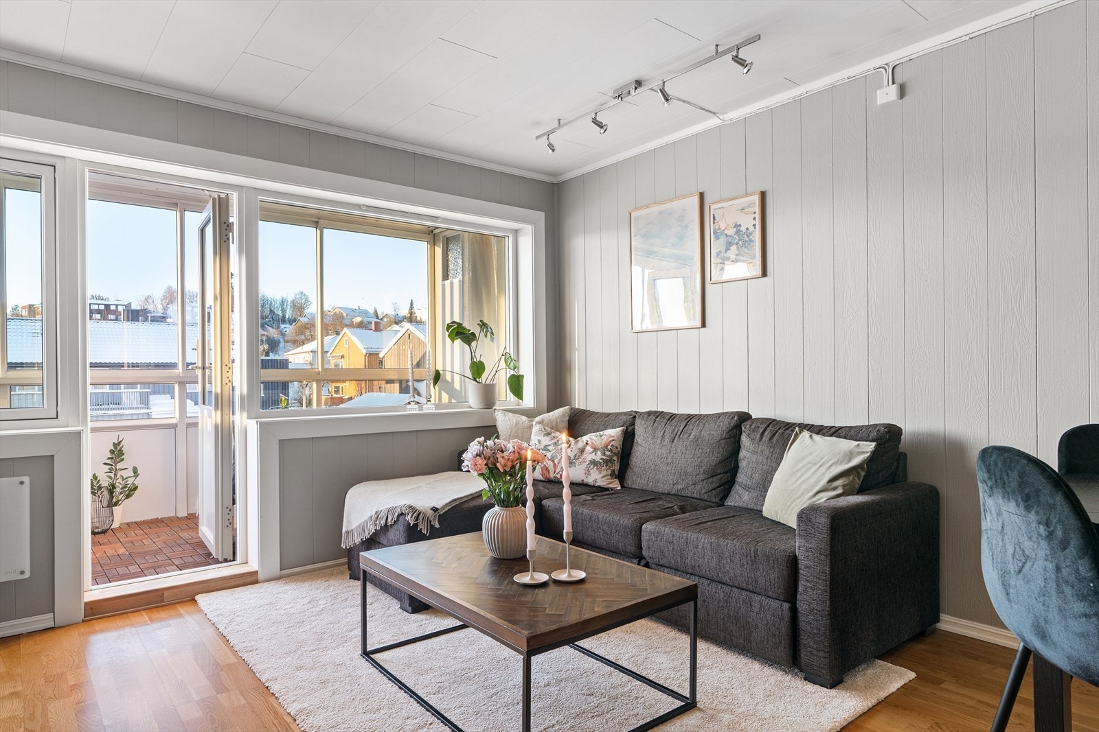 Leiligheten har en gjennomgående pen standard og byr på en rekke kvaliteter som innglasset balkong, store vindusflater og en romslig planløsning. Galleribilde