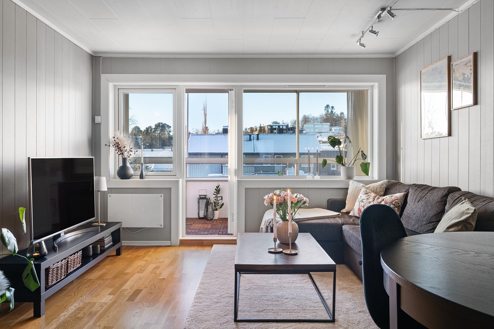 Romslig stue på hele 18,5 m² med adkomst til balkong. Galleribilde