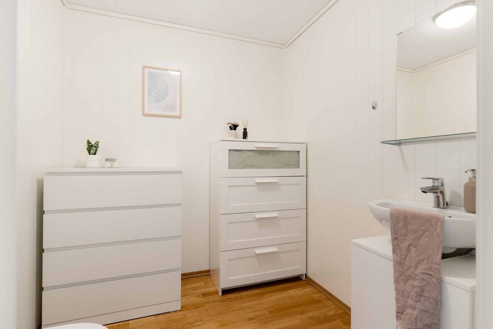 Ekstra toalettrom i praktisk tilknytning til soverommene. Også en kjekk plass for litt ekstra oppbevaringsplass. Galleribilde