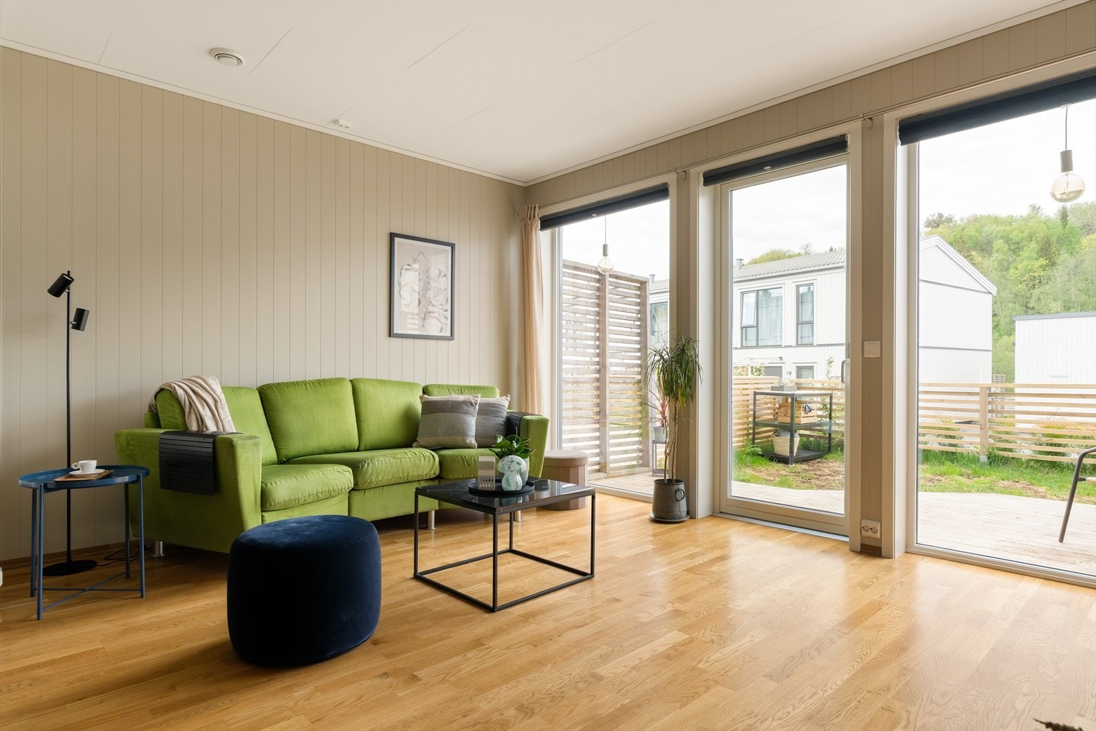 BRA-i på 90 m² med en praktisk og arealeffektiv planløsning. Leiligheten inneholder entré/gang, stue/kjøkken, bad, tre soverom, vaskerom, toalettrom og markterrasse. Galleribilde