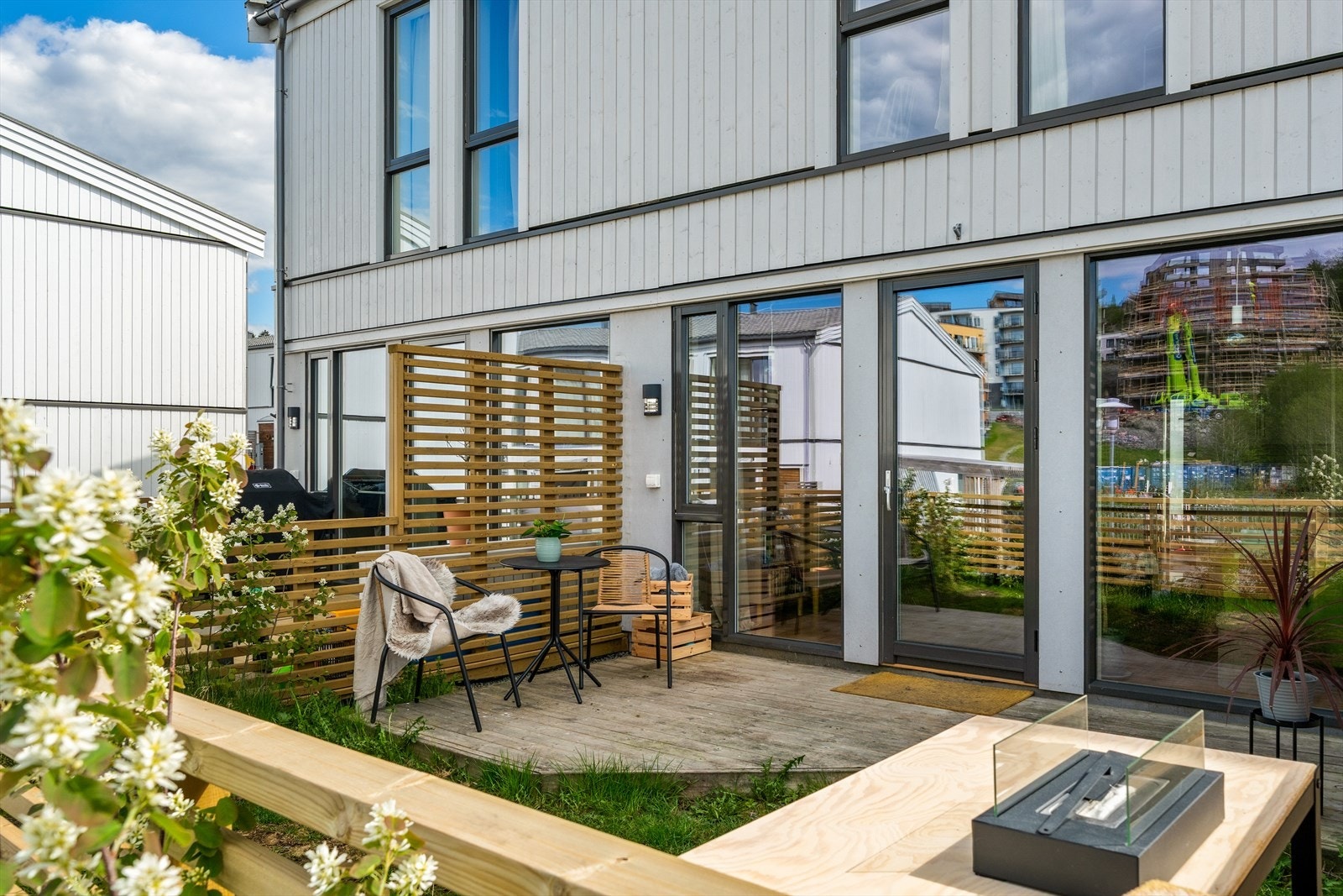 Fra stue er det utgang til en koselig markterrasse og hageflekk. Galleribilde