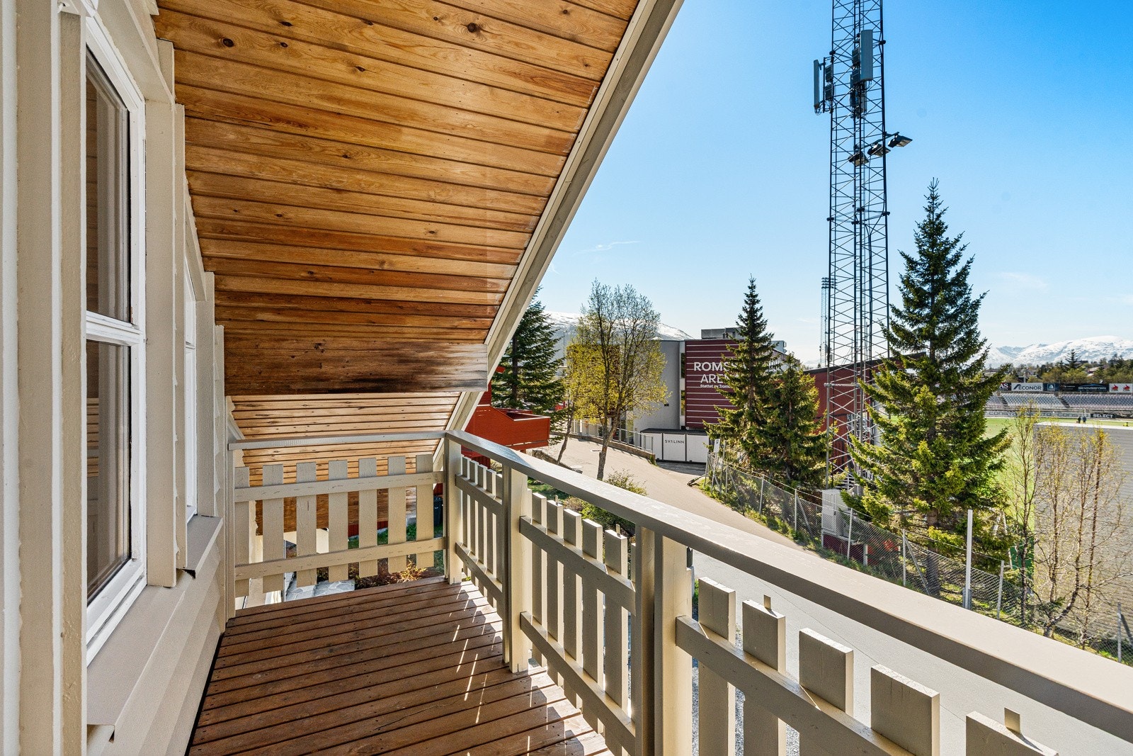 Takoverbygd luftebalkong på loft. Galleribilde