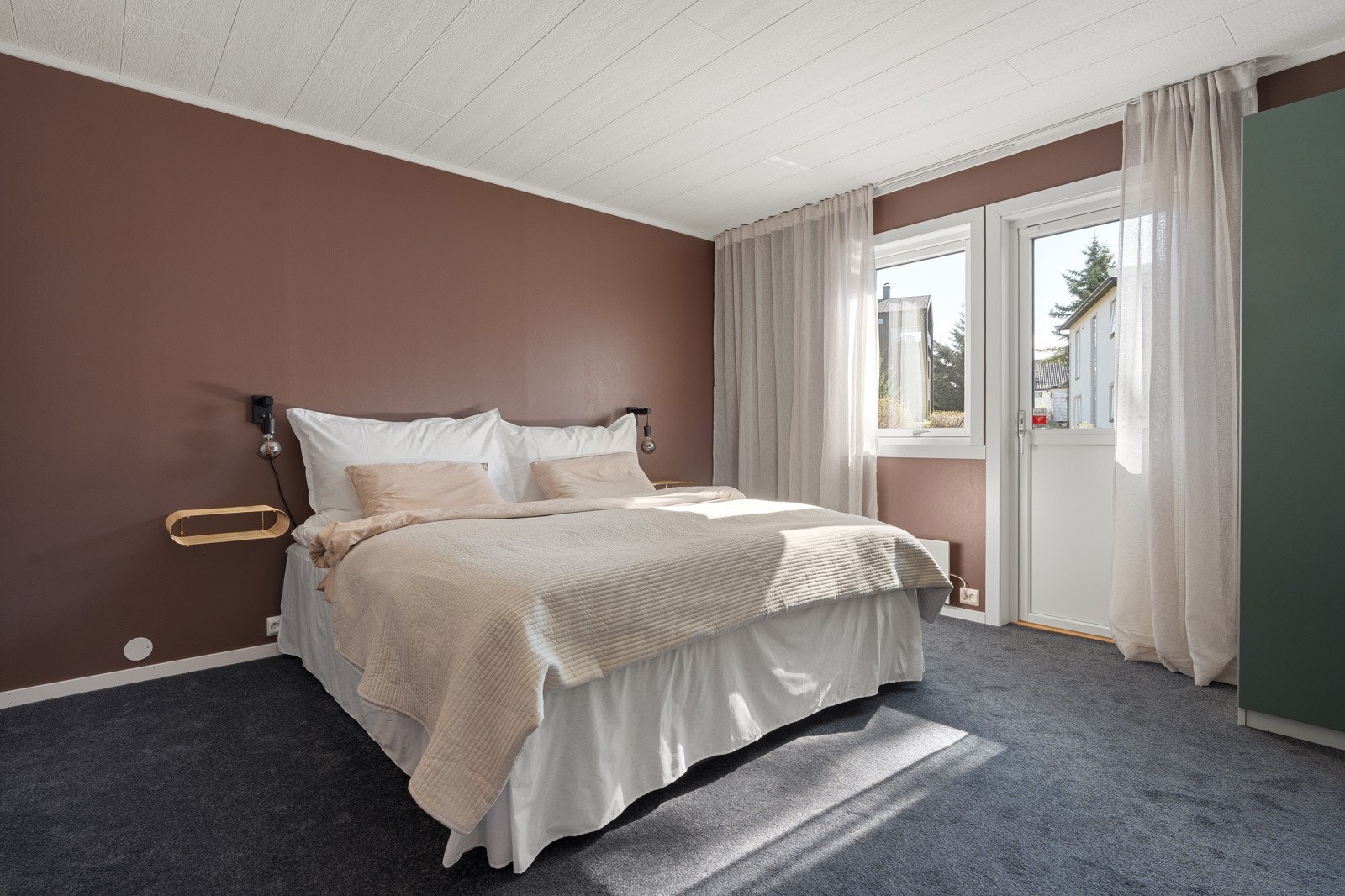 Lunt og romslig soverom med utgang til veranda. Galleribilde