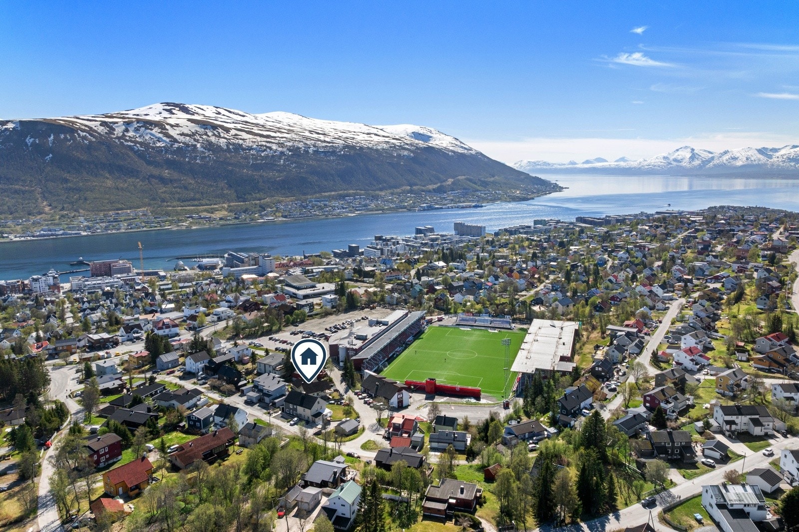 Gangavstand til skole, barnehage, butikk, treningsenter (rett over gata) og sentrum. Galleribilde