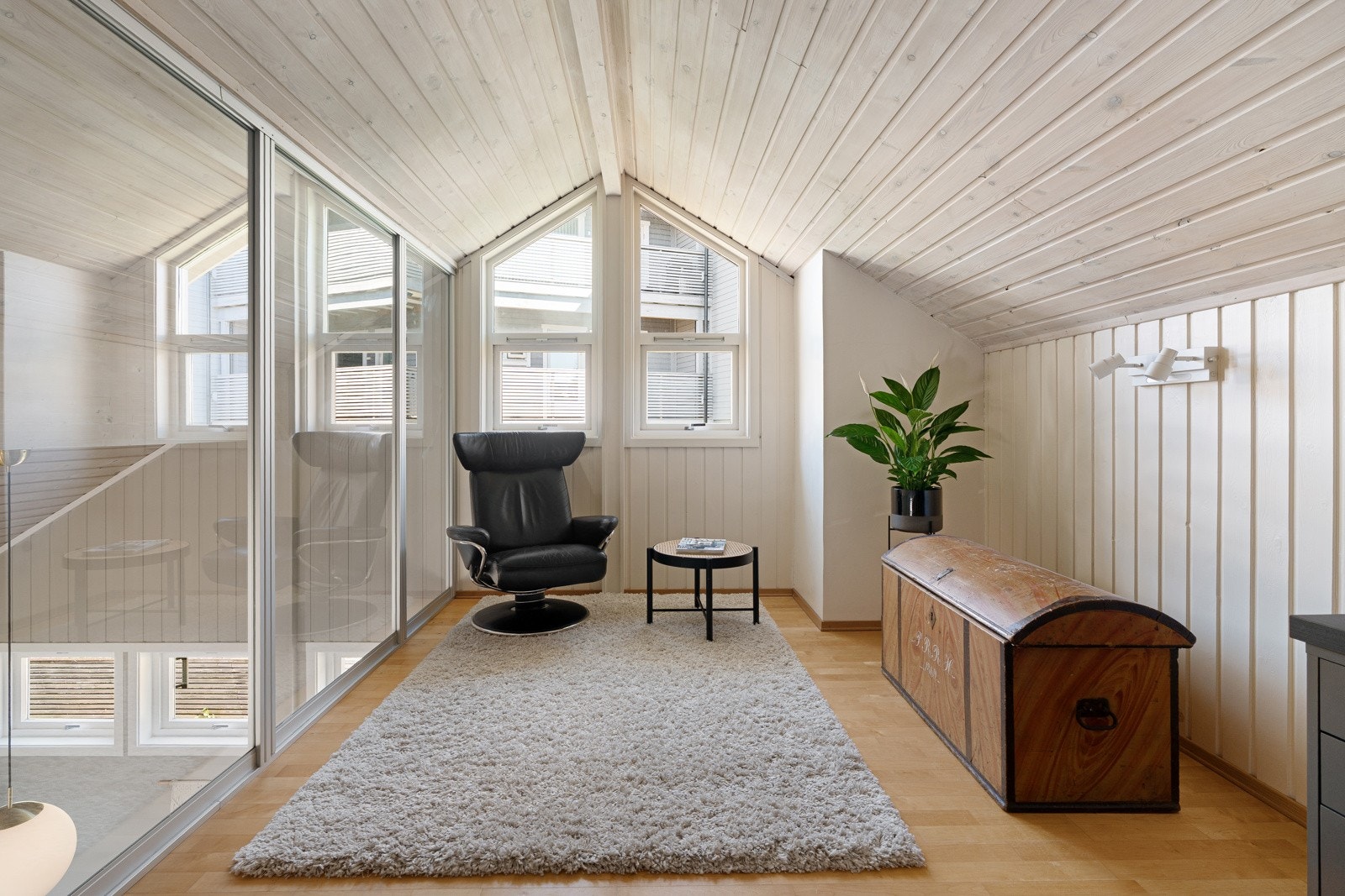 Loftsstue med glassvegg mot dagligstuen i 1.etg. Galleribilde