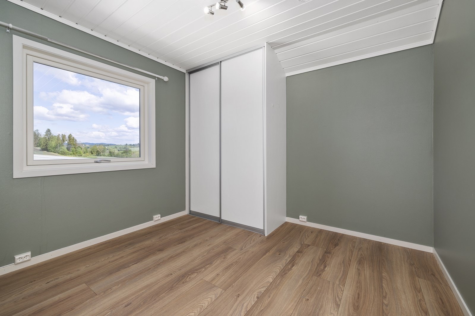 Soverom 6 med skyvedørsgarderobe. Galleribilde