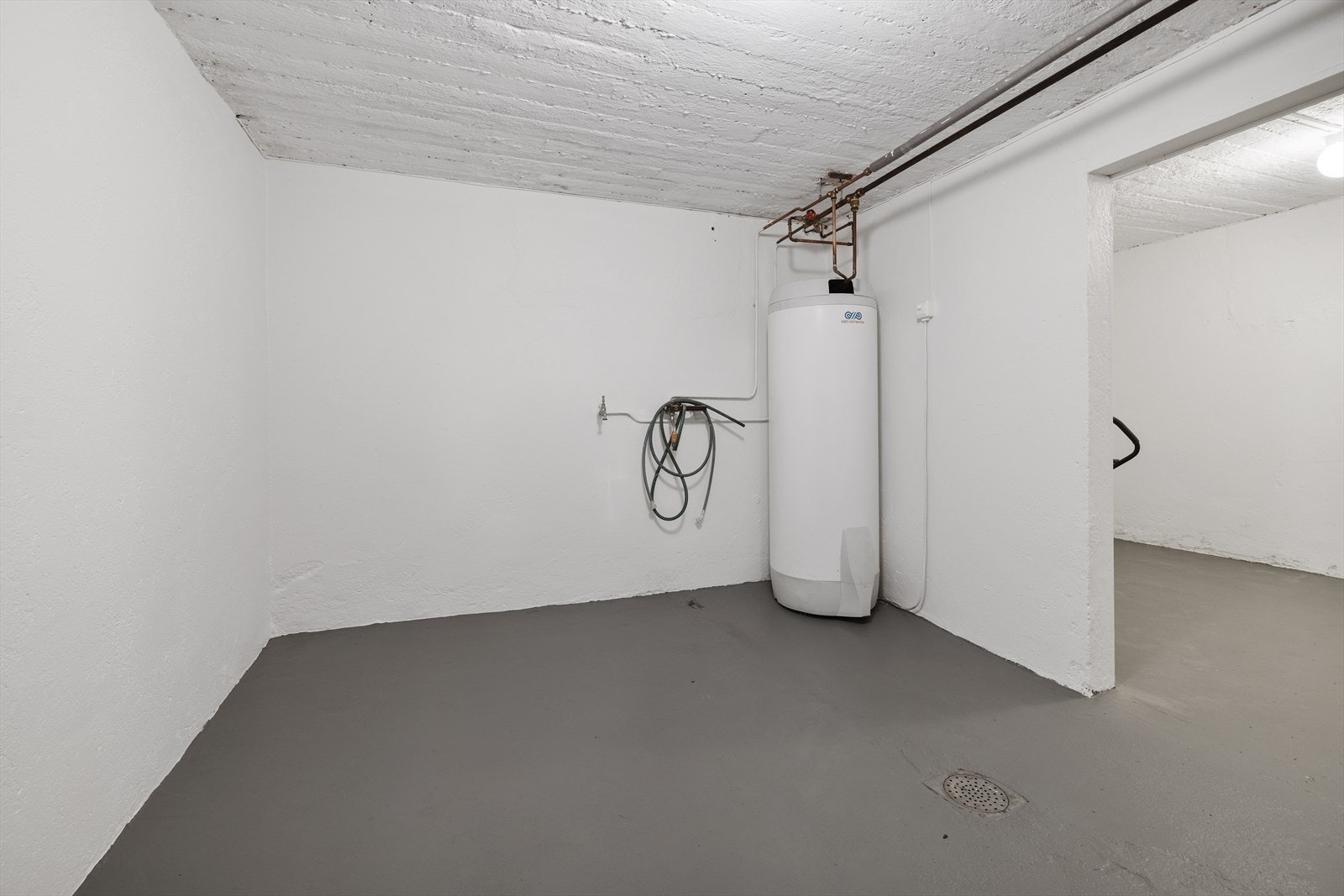 Kjelleren består av bod/gang, bod/vaskerom og 5 boder. Galleribilde
