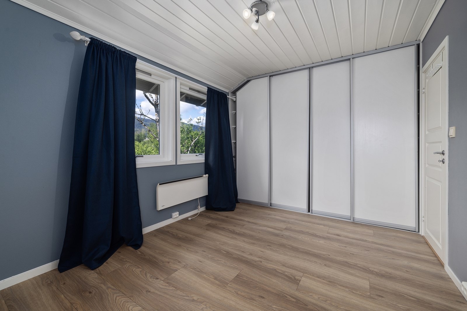 Soverom 4 med skyvedørsgarderobe. Galleribilde