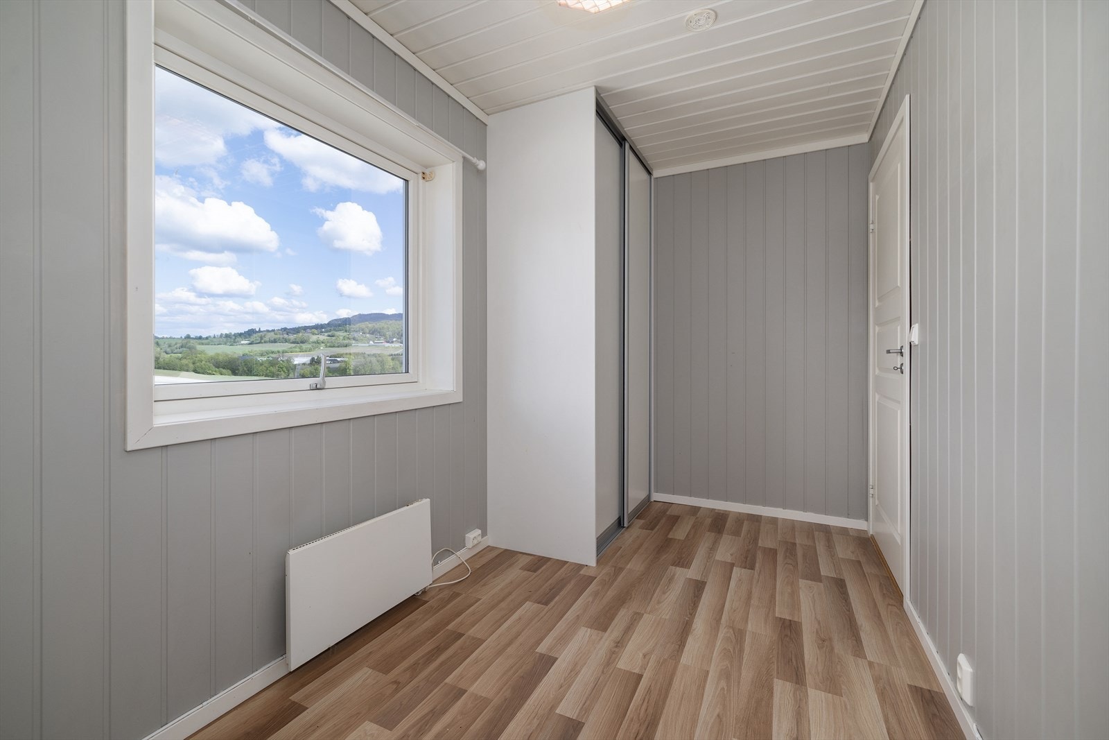 Soverom 5 med skyvedørsgarderobe. Galleribilde