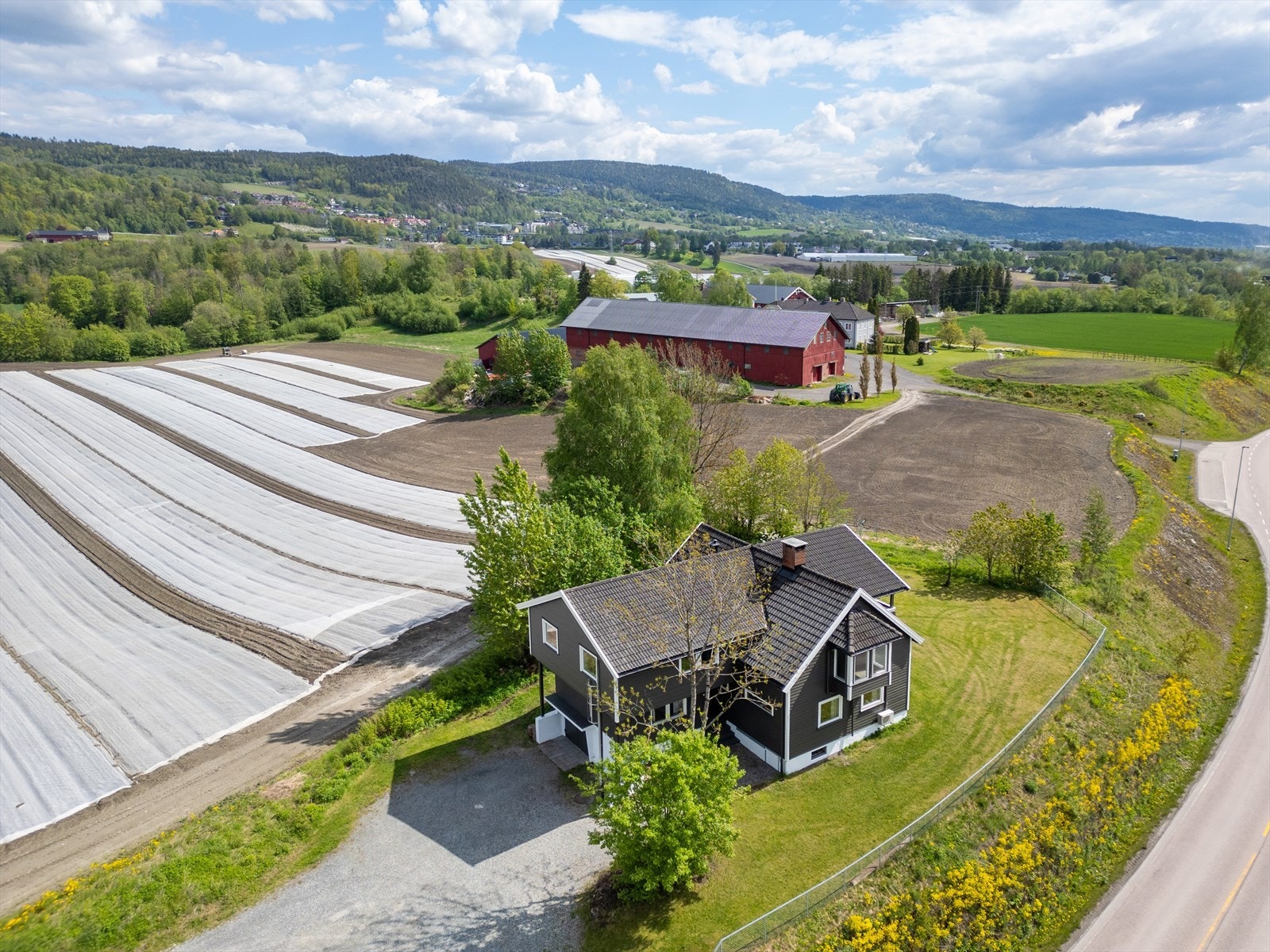 Landlig beliggenhet nær Lierbyen, kun 2 minutter fra sentrumsfasiliteter. Galleribilde