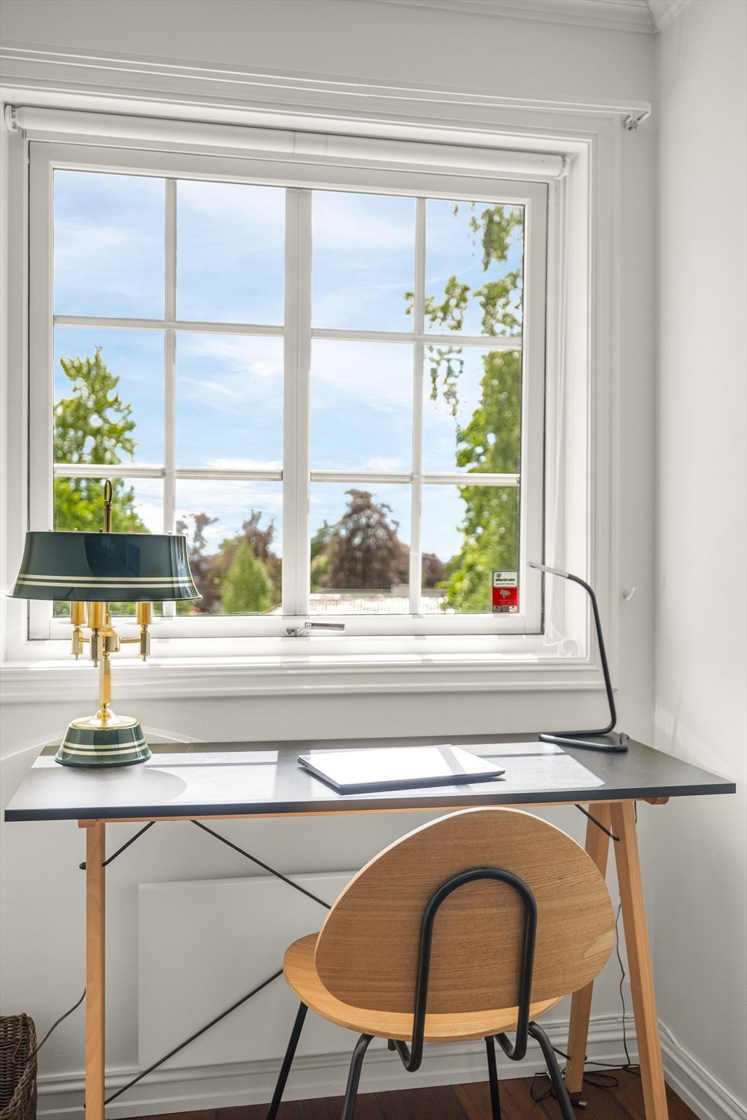 Et lyst og innbydende hjørne - perfekt som hjemmekontor eller leseplass. Galleribilde