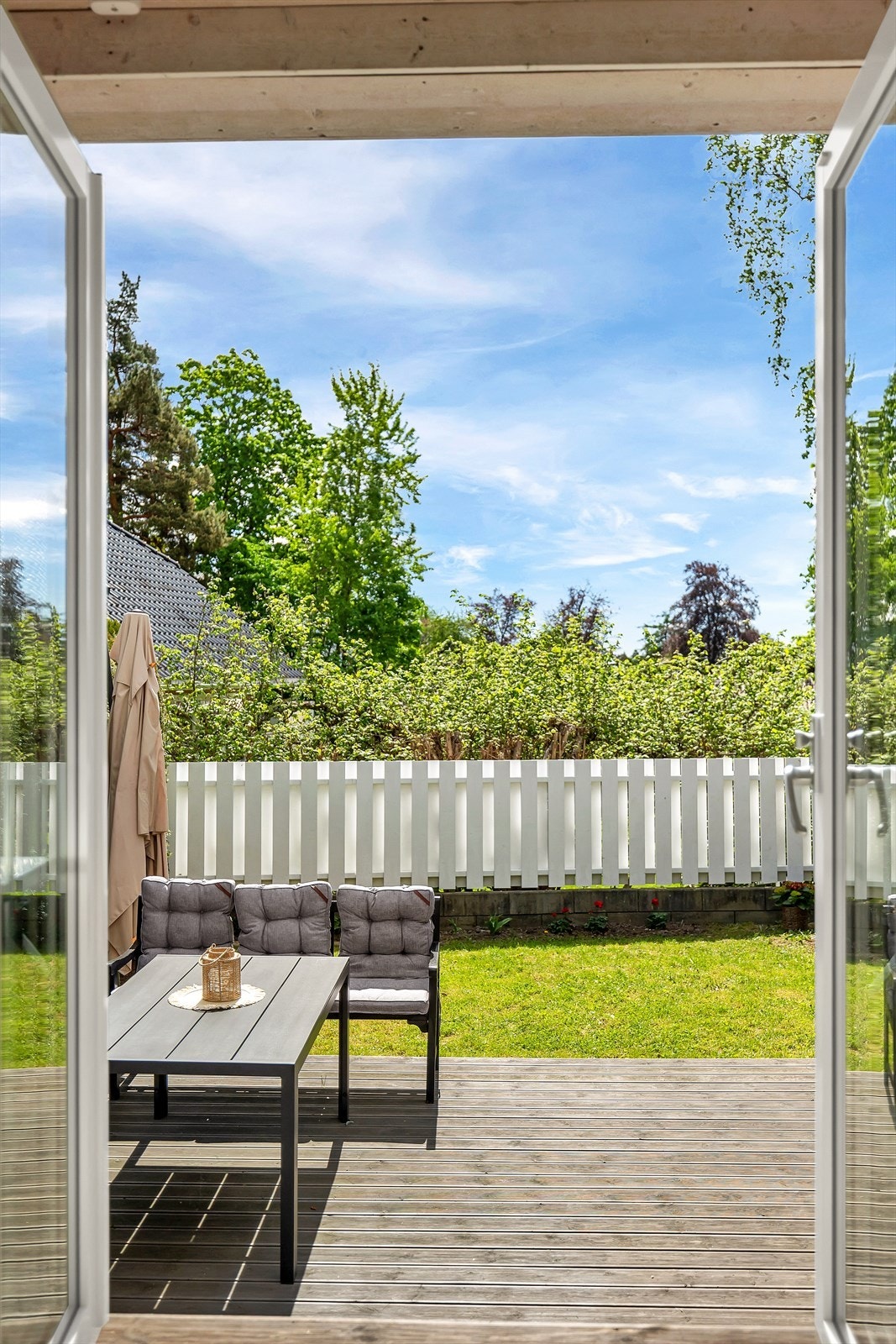 Fra stuen er det utgang til boligens fantastiske uteplass. Galleribilde