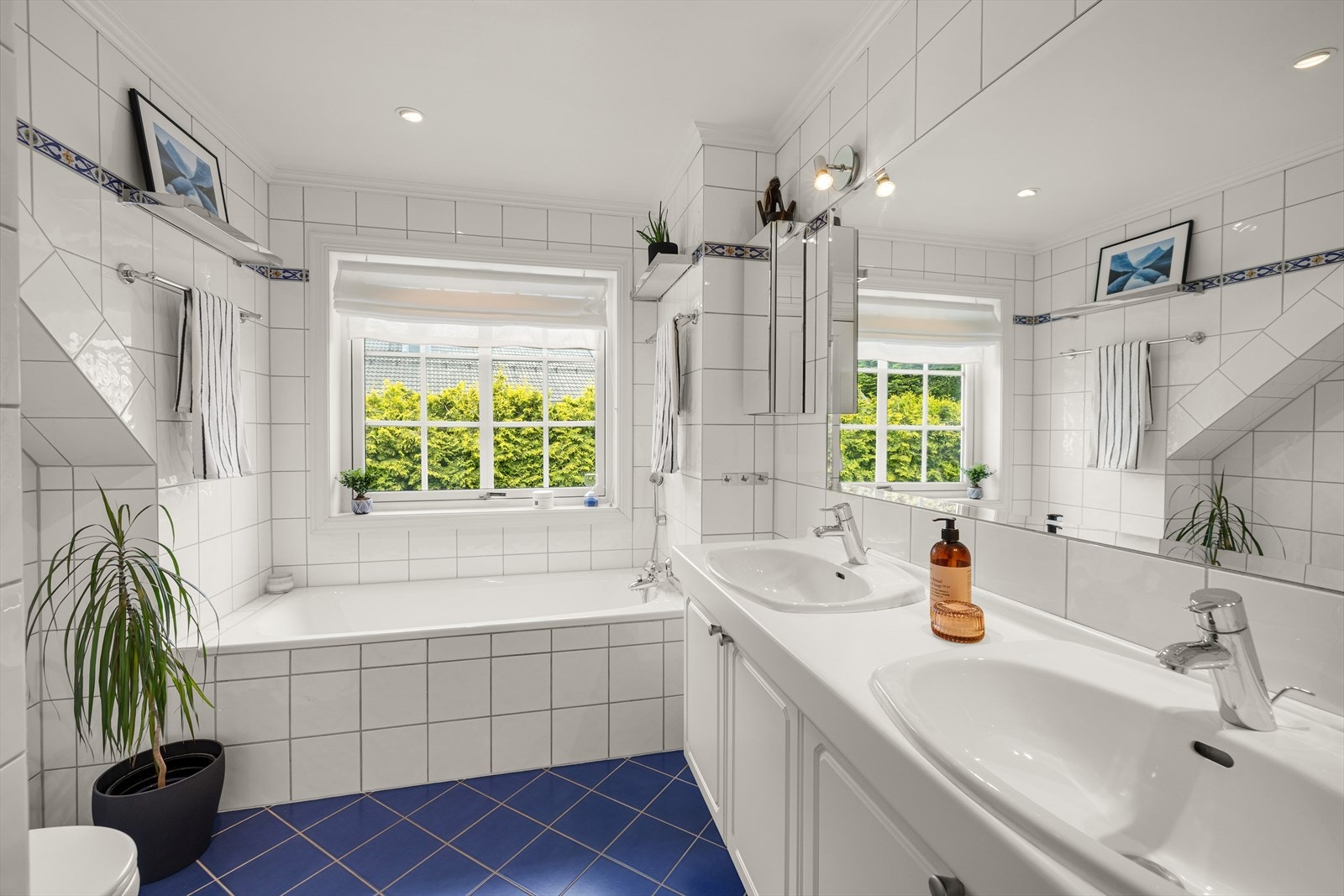 Badet har downlights i himling, dobbeltservant og innebygget badekar. Galleribilde