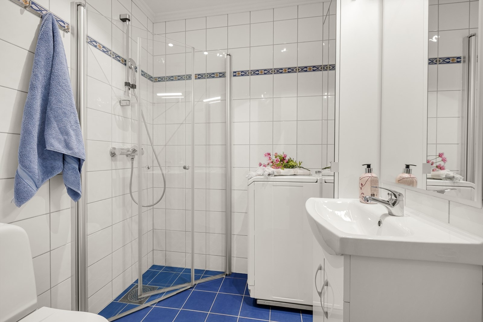 Badet i underetasjen består av servant med oppbevaring i underskap og speil med lys, dusjnisje med innfellbare glassdører, wc og opplegg til liten vaskemaskin. Galleribilde