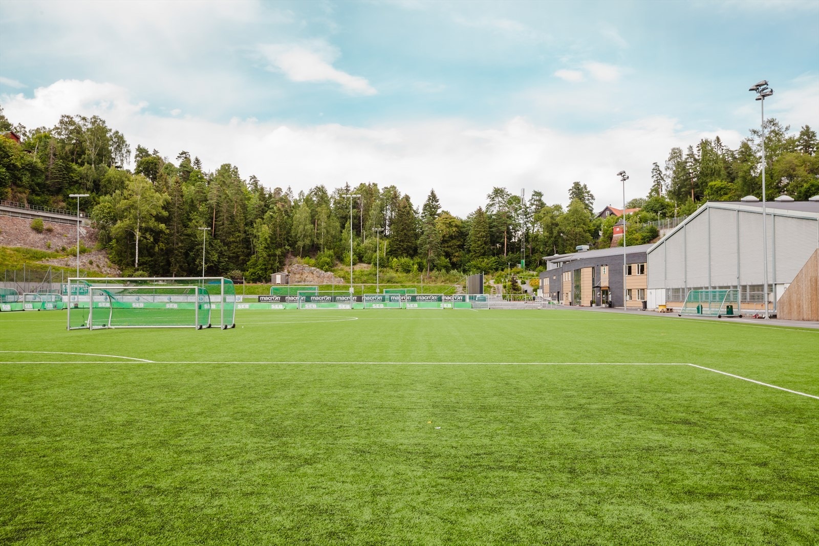 Heming idrettsanlegg har flerbrukshaller, fotballbaner, tennisbaner, m.m. Heming er et populært samlingspunkt for både store og små i området, og har lang tradisjon med sitt trygge og sportslige miljø. Galleribilde