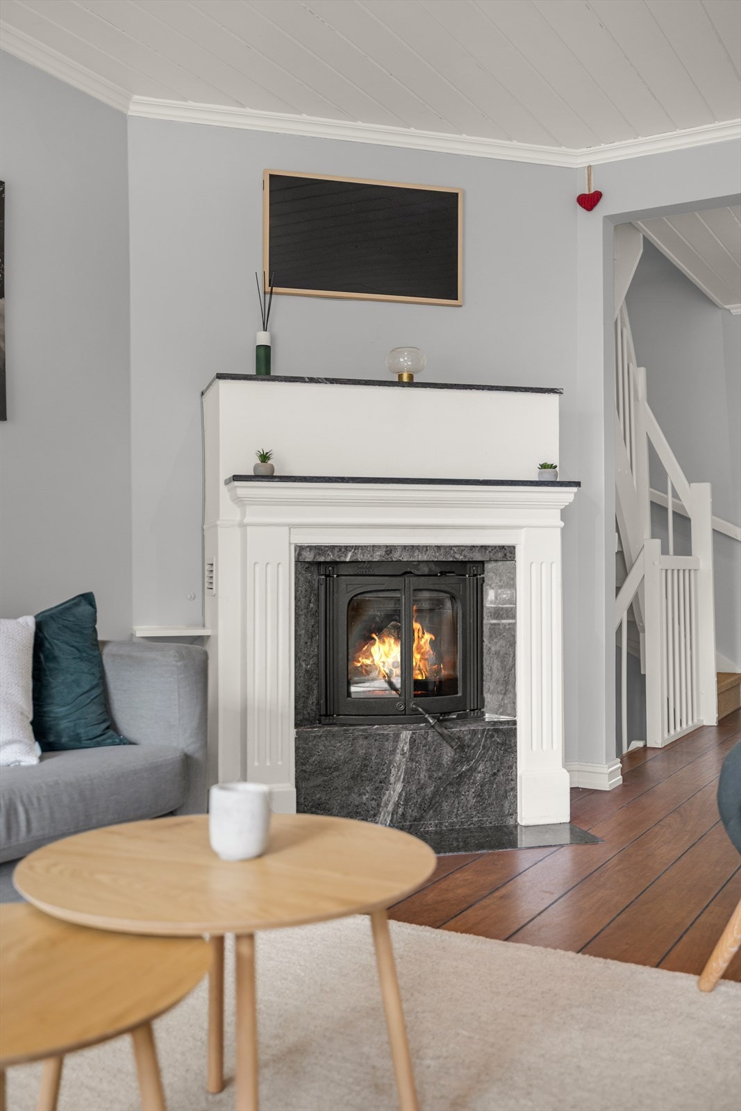 Gjennomgående for boligen er 1-stavs skips parkett. Lekker peis skaper hygge og svært god varme på årets kaldere måneder. Galleribilde