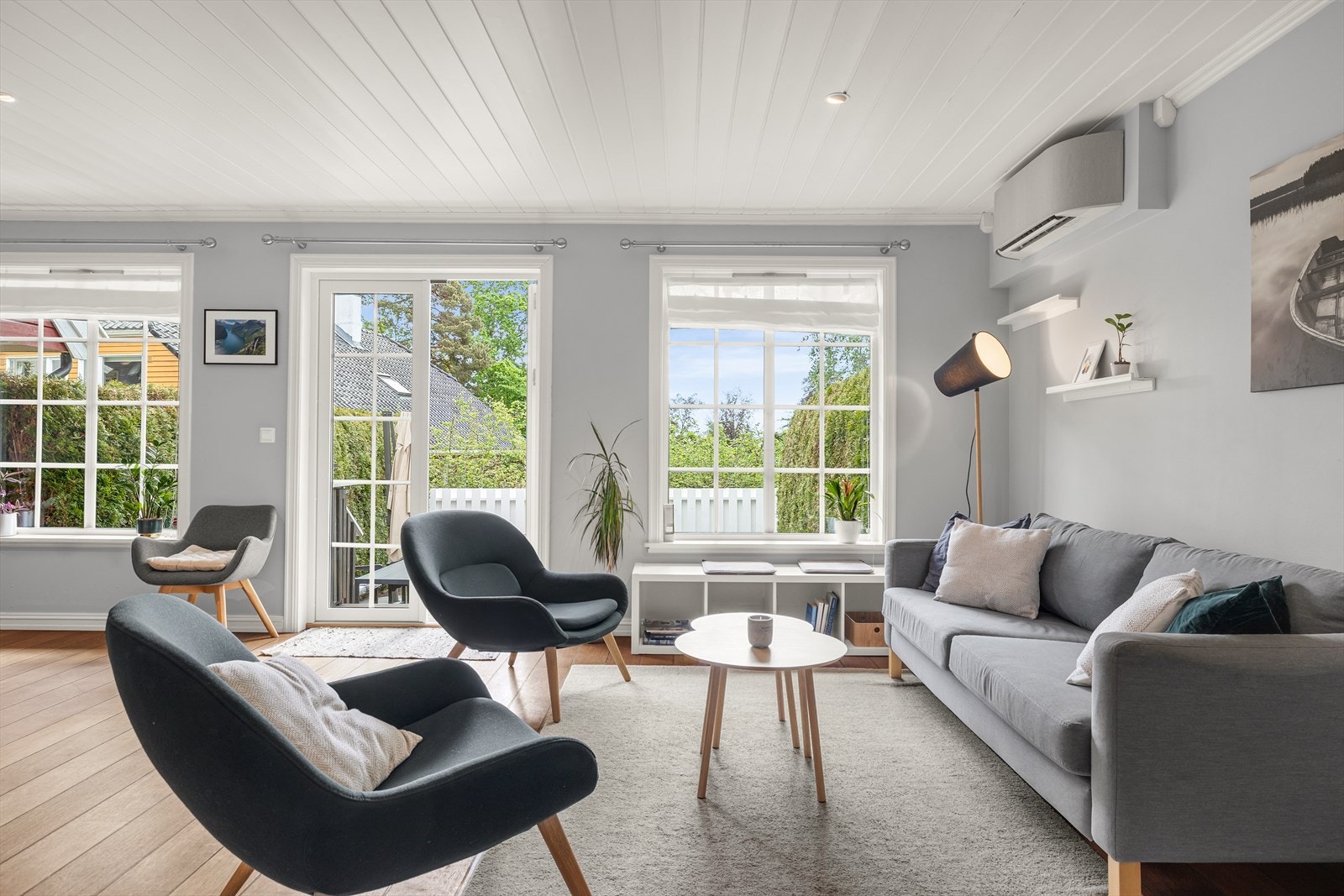 Stuen har store vindusflater med sprosser som gir et klassisk preg, og sørger for at stuen oppleves lys og luftig. Galleribilde