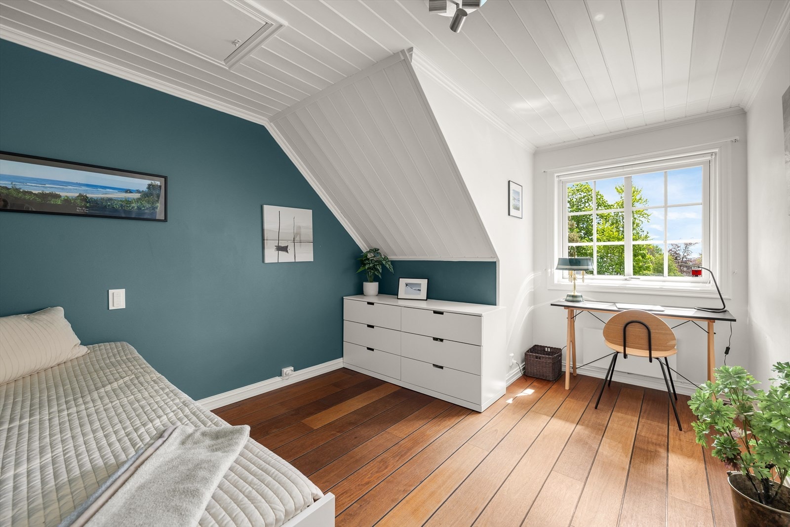 Soverom 2 er også av god størrelse, med god plass til ønsket møblement. Sprossevinduene som er gjennomgående for boligen gjør rommene ekstra hyggelig. Galleribilde