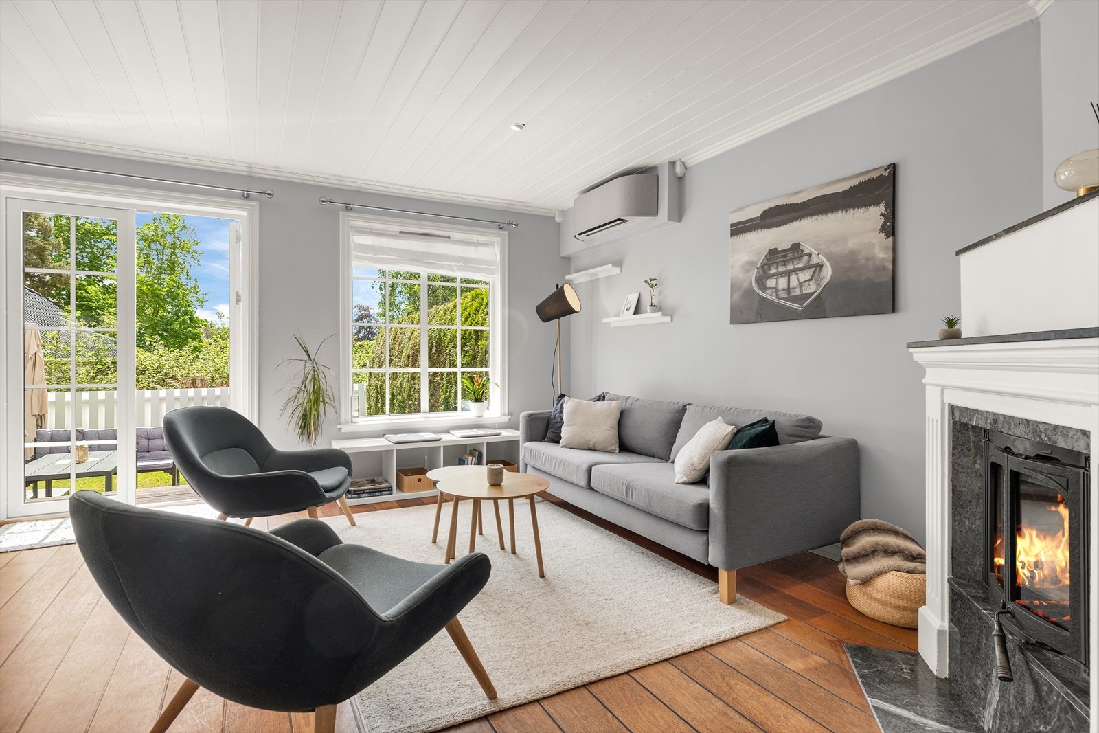 Legg merke til det skjermede innsynet og det grønne utsynet. Stuen er holdt i tidløse farger, som gjør det enkelt å skape hjemmet til sitt eget. Galleribilde