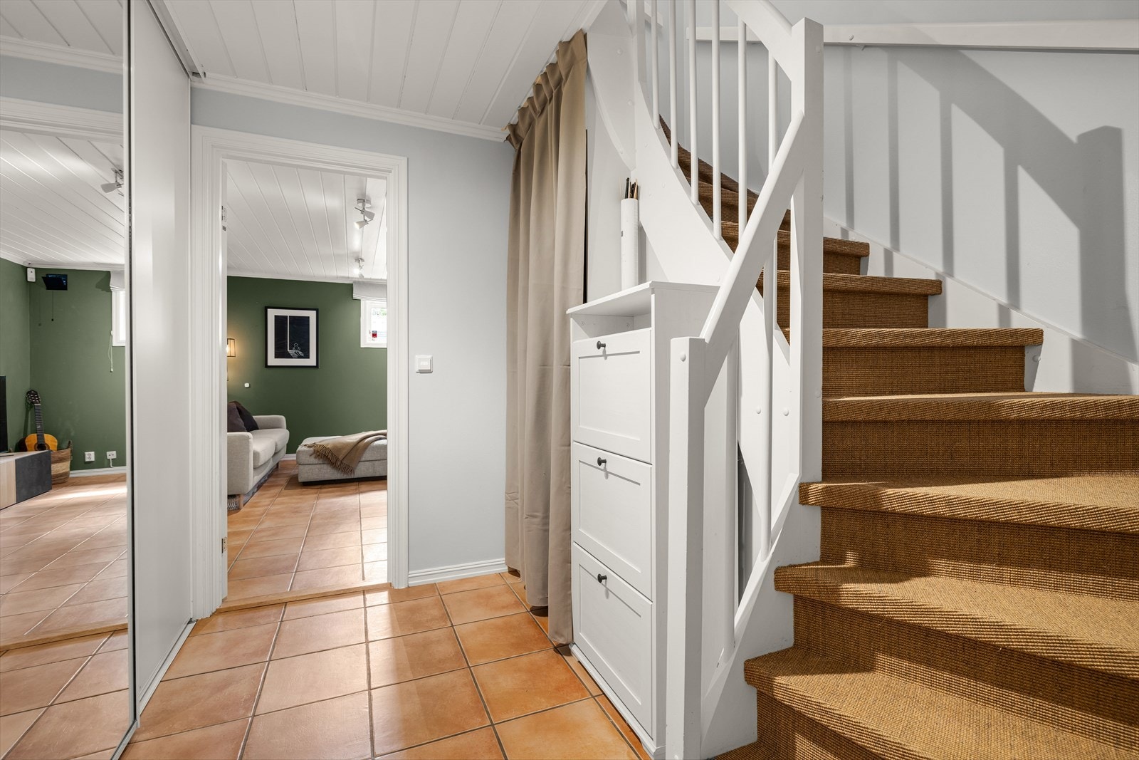 Romslig hall med oppbevaring under trappen. Galleribilde