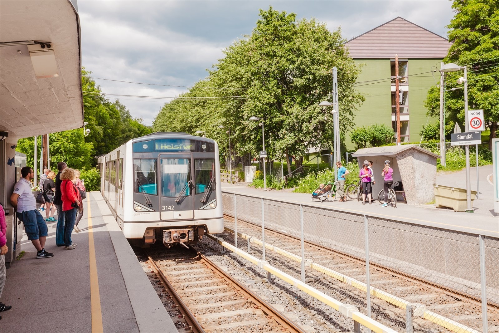 Området har gode kollektivforbindelser med gangavstand til Slemdal T-banestasjon, som gir enkel adkomst til sentrum og øvrige deler av Oslo Galleribilde