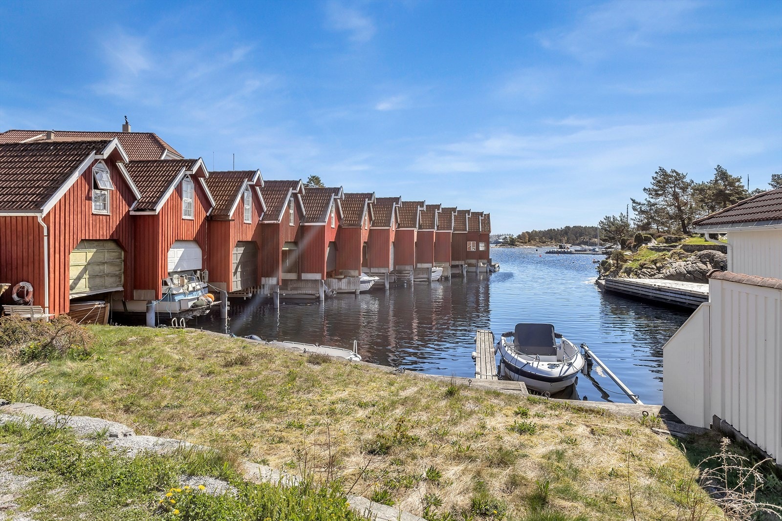 Kort vei til sjøen og flotte turområder, som gir gode rekreasjonsmuligheter hele året. Galleribilde