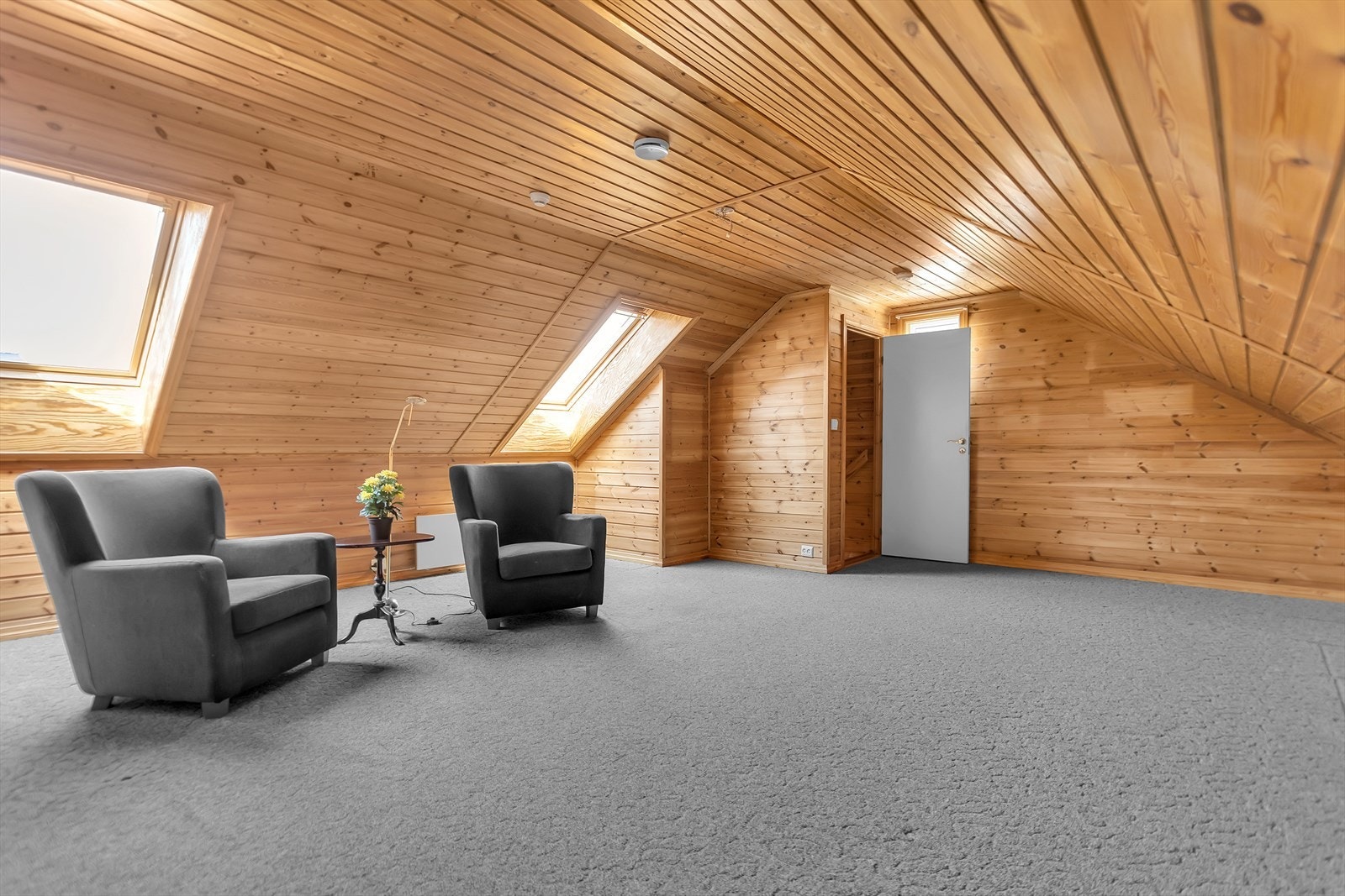 Loftstuen er et lyst og allsidig rom med takvinduer og ubehandlet trepanel på vegger og i himling. Er bruksforbud på dette rommet pr nå. Galleribilde