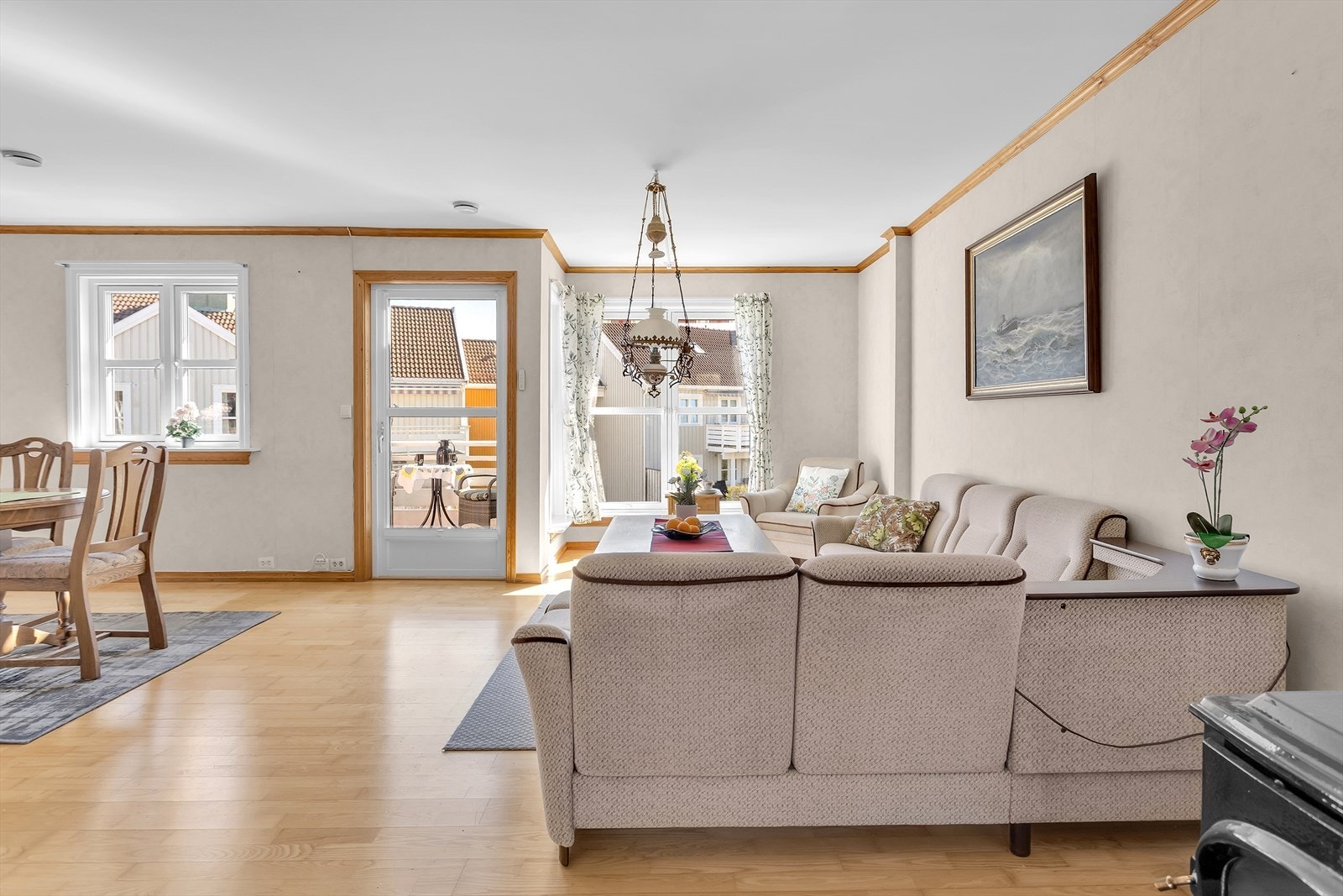 Stuen er romslig og har parkett på gulvet, med plass til flere møbleringssoner. Galleribilde