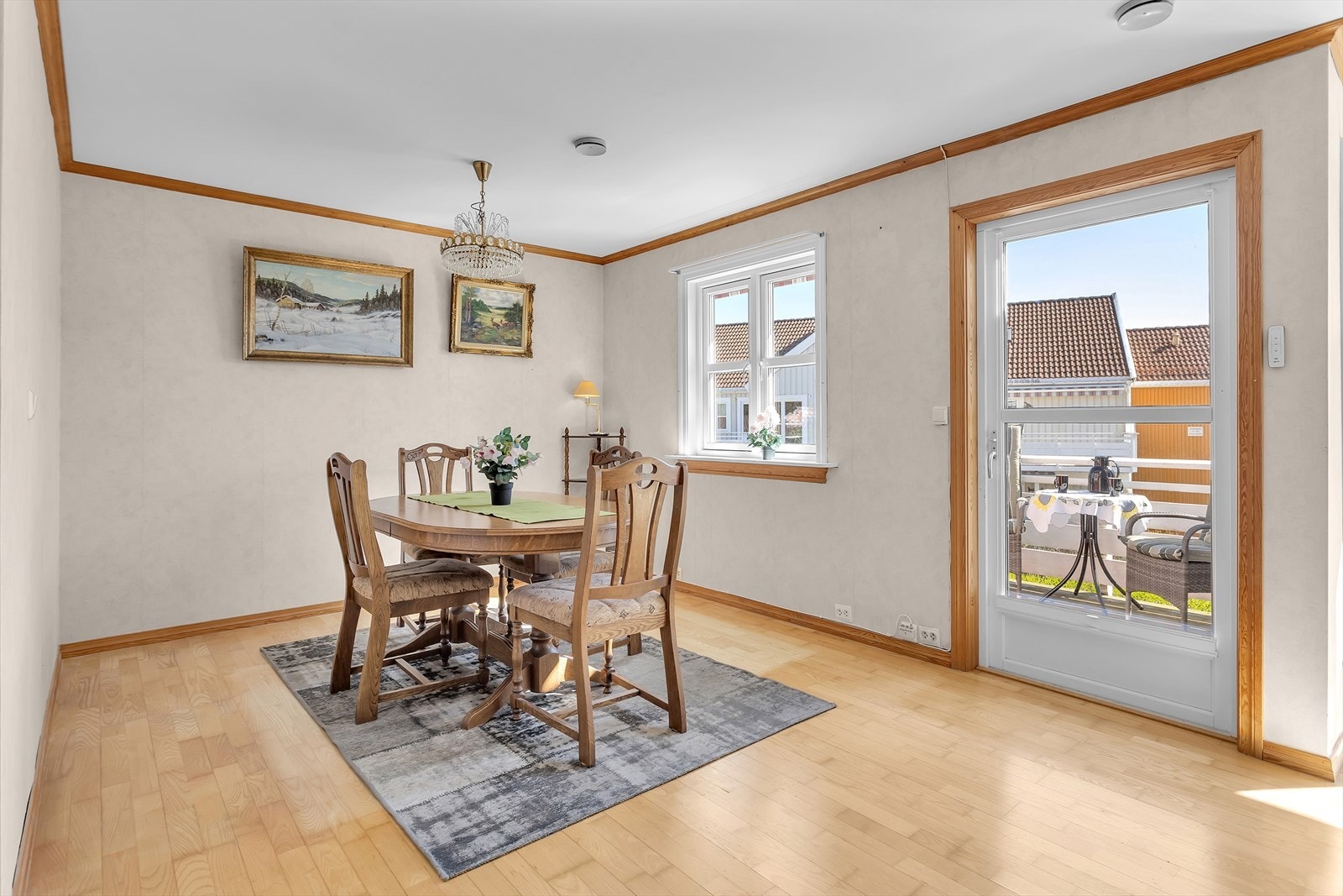 En naturlig plassering for spisestuen, med kort vei til både kjøkken og veranda. Galleribilde