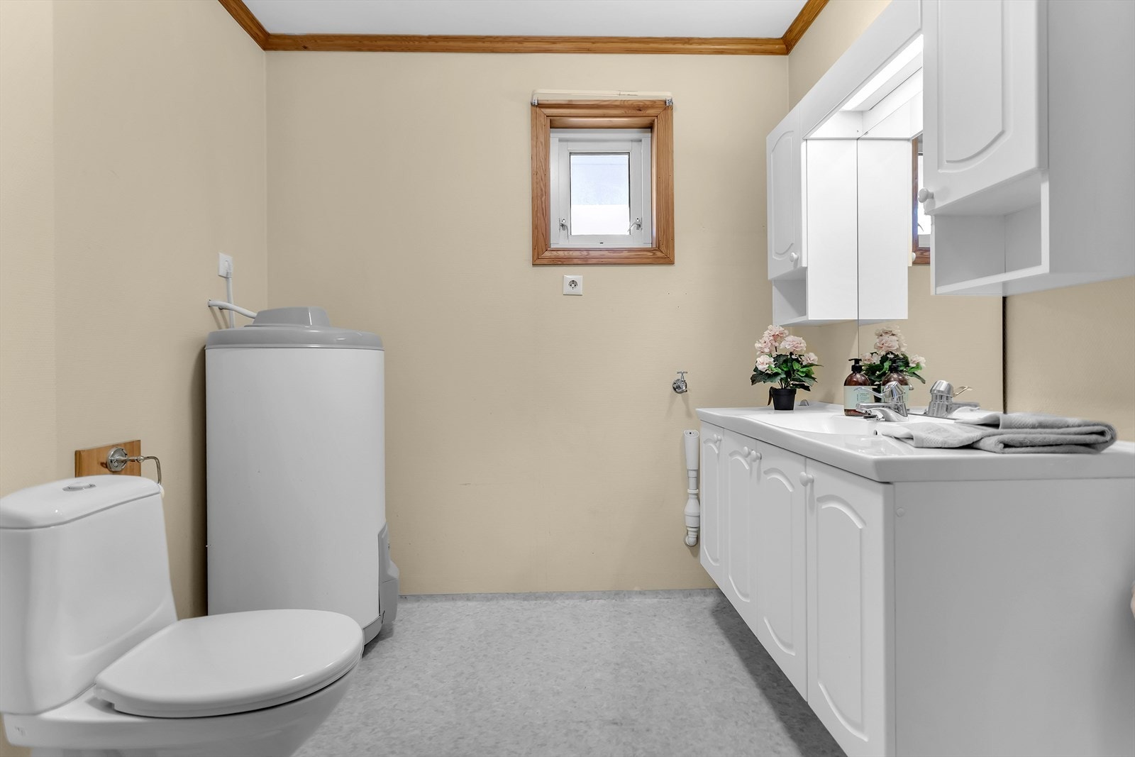 Badet har gulvvarme for komfort og er utstyrt med opplegg for vaskemaskin. Galleribilde