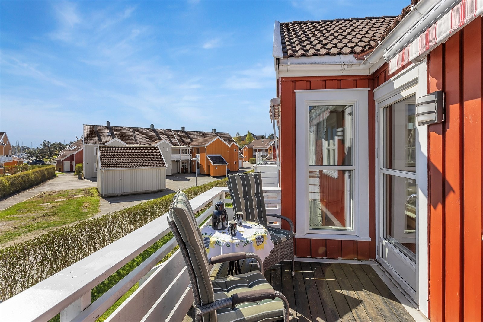 Verandaen har god plass til en sittegruppe og utemøbler. Galleribilde